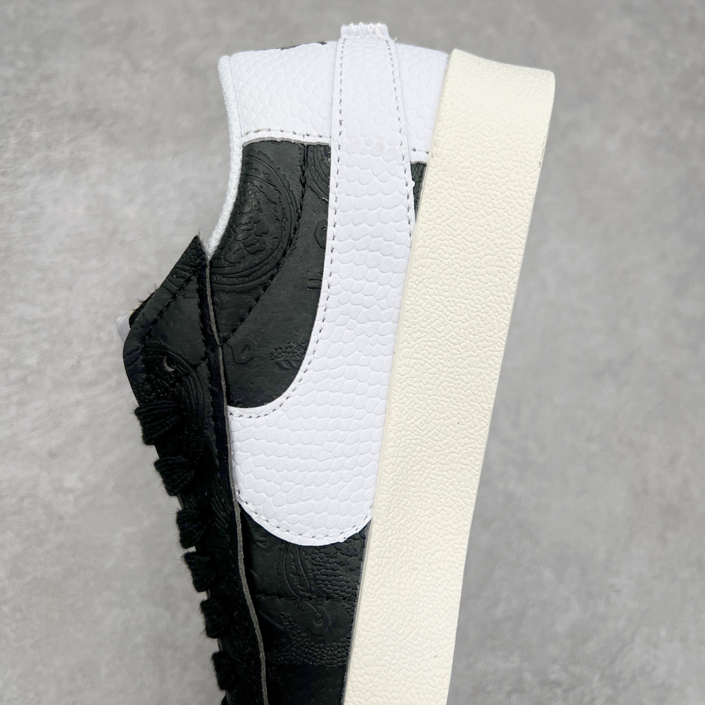 图片[7]-NK Blazer Low \’77 Jumbo 开拓者大钩 FD9858-001 焕新升级经典 Blazer 鞋款 大号 Swoosh 突出新时代更加张扬的潮流感 对经典的又一次改良升级 大号 Swoosh 设计结合宽大鞋带 符合当下潮流意趣 橡胶外底融入凸起人字形底纹增添几分户外感觉 尺码：36 36.5 37.5 38 38.5 39 40 40.5 41 42 42.5 43 44 44.5 45-选品中心