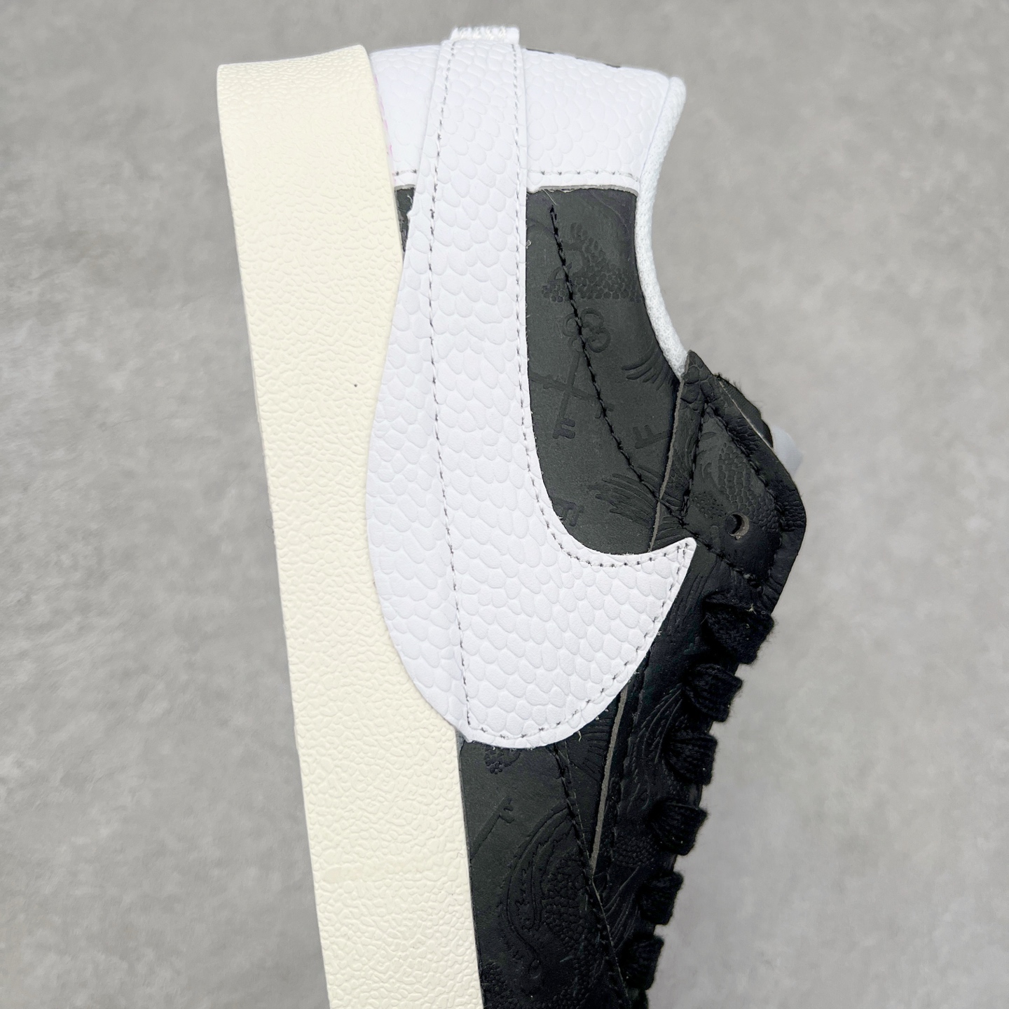 图片[6]-NK Blazer Low \’77 Jumbo 开拓者大钩 FD9858-001 焕新升级经典 Blazer 鞋款 大号 Swoosh 突出新时代更加张扬的潮流感 对经典的又一次改良升级 大号 Swoosh 设计结合宽大鞋带 符合当下潮流意趣 橡胶外底融入凸起人字形底纹增添几分户外感觉 尺码：36 36.5 37.5 38 38.5 39 40 40.5 41 42 42.5 43 44 44.5 45-选品中心