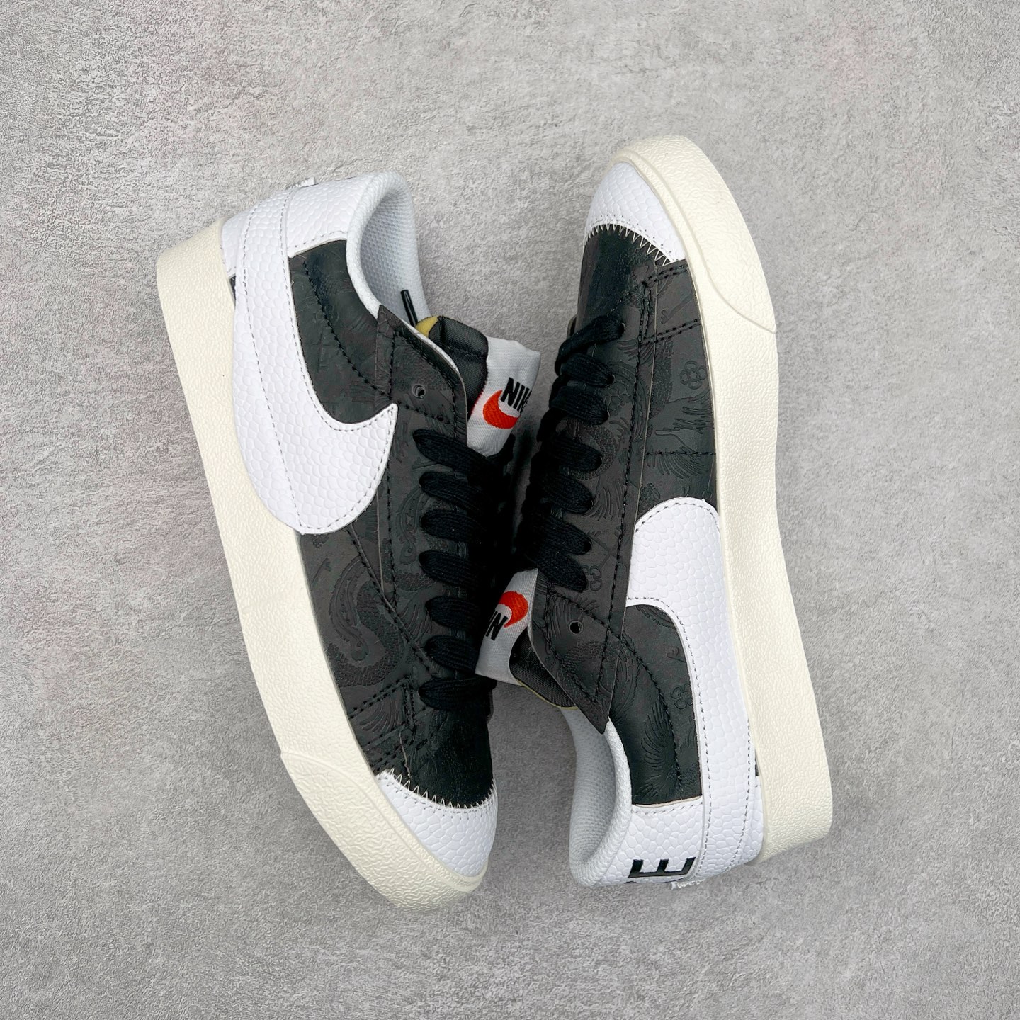 图片[3]-NK Blazer Low \’77 Jumbo 开拓者大钩 FD9858-001 焕新升级经典 Blazer 鞋款 大号 Swoosh 突出新时代更加张扬的潮流感 对经典的又一次改良升级 大号 Swoosh 设计结合宽大鞋带 符合当下潮流意趣 橡胶外底融入凸起人字形底纹增添几分户外感觉 尺码：36 36.5 37.5 38 38.5 39 40 40.5 41 42 42.5 43 44 44.5 45-选品中心