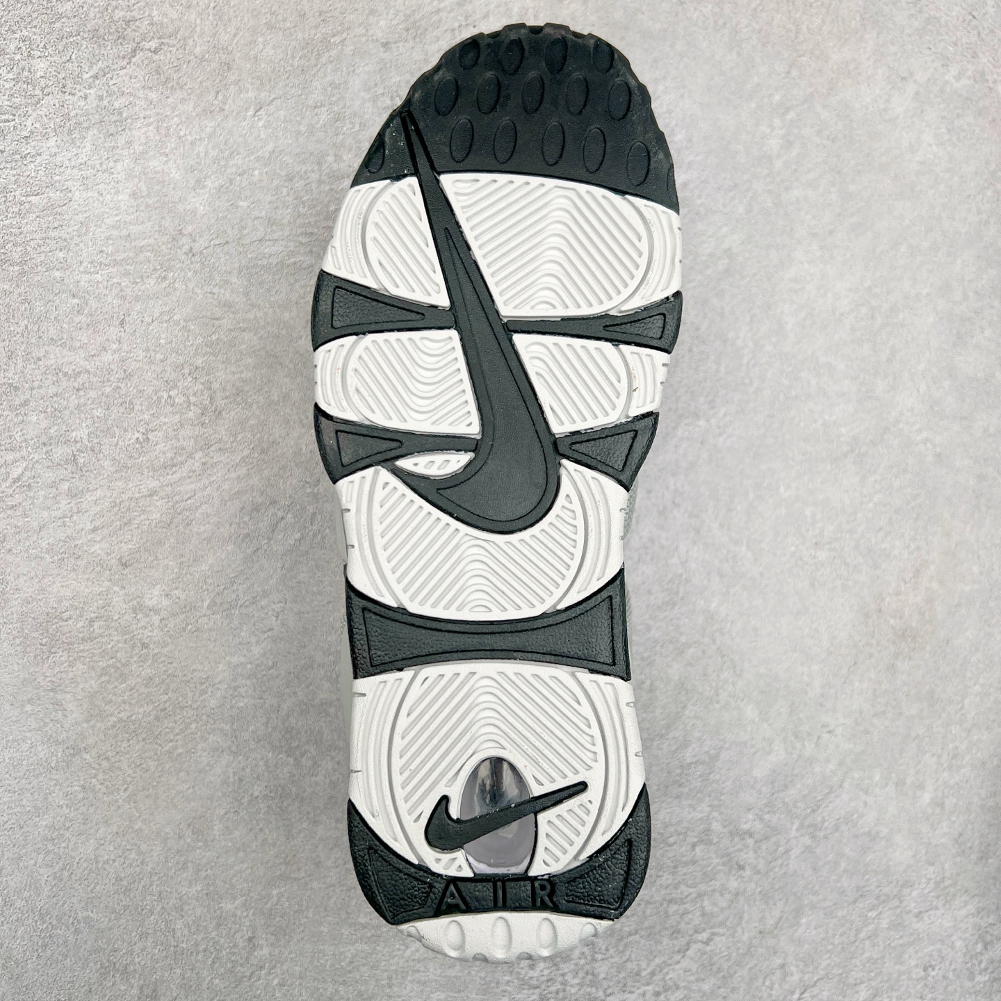 图片[9]-NK Air More Uptempo ’96 OG 皮蓬大AIR复古篮球鞋 FZ3055-001 以流行于街头的涂鸦文化为设计灵感 整体的设计风格夸张而充满魅力 厚实而充满质感的皮质鞋面两侧印刻了一对巨大的字母“AIR”独特炫酷的外观惊艳无比 尺码：36 36.5 37.5 38 38.5 39 40 40.5 41 42 42.5 43 44 44.5 45 46-选品中心