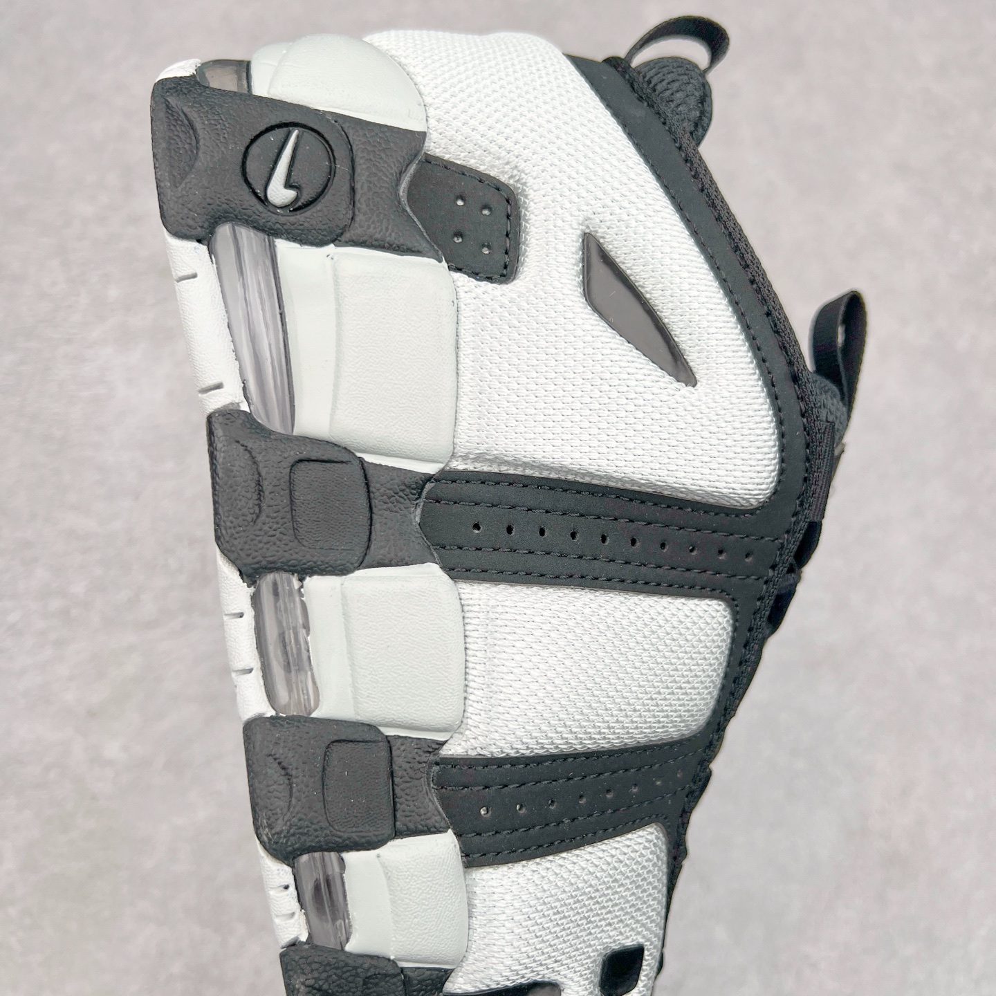 图片[6]-NK Air More Uptempo ’96 OG 皮蓬大AIR复古篮球鞋 FZ3055-001 以流行于街头的涂鸦文化为设计灵感 整体的设计风格夸张而充满魅力 厚实而充满质感的皮质鞋面两侧印刻了一对巨大的字母“AIR”独特炫酷的外观惊艳无比 尺码：36 36.5 37.5 38 38.5 39 40 40.5 41 42 42.5 43 44 44.5 45 46-选品中心