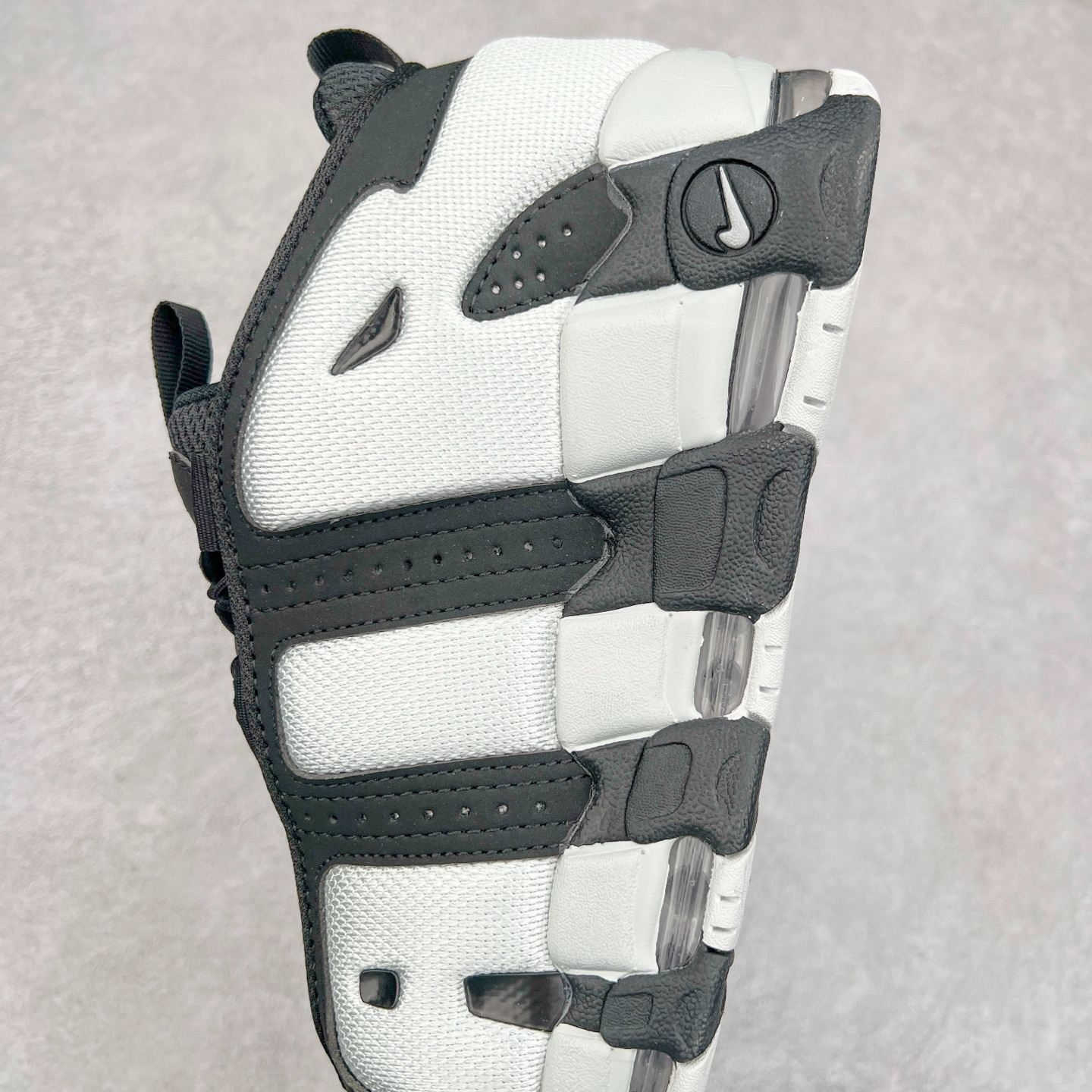 图片[7]-NK Air More Uptempo ’96 OG 皮蓬大AIR复古篮球鞋 FZ3055-001 以流行于街头的涂鸦文化为设计灵感 整体的设计风格夸张而充满魅力 厚实而充满质感的皮质鞋面两侧印刻了一对巨大的字母“AIR”独特炫酷的外观惊艳无比 尺码：36 36.5 37.5 38 38.5 39 40 40.5 41 42 42.5 43 44 44.5 45 46-选品中心