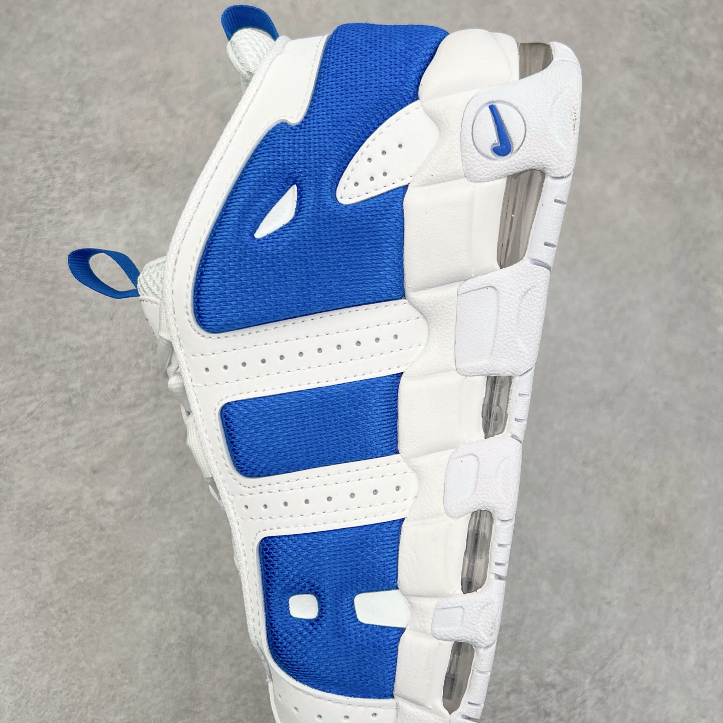 图片[7]-NK Air More Uptempo ’96 OG 皮蓬大AIR复古篮球鞋 FZ3055-101 以流行于街头的涂鸦文化为设计灵感 整体的设计风格夸张而充满魅力 厚实而充满质感的皮质鞋面两侧印刻了一对巨大的字母“AIR”独特炫酷的外观惊艳无比 尺码：36 36.5 37.5 38 38.5 39 40 40.5 41 42 42.5 43 44 44.5 45 46-选品中心