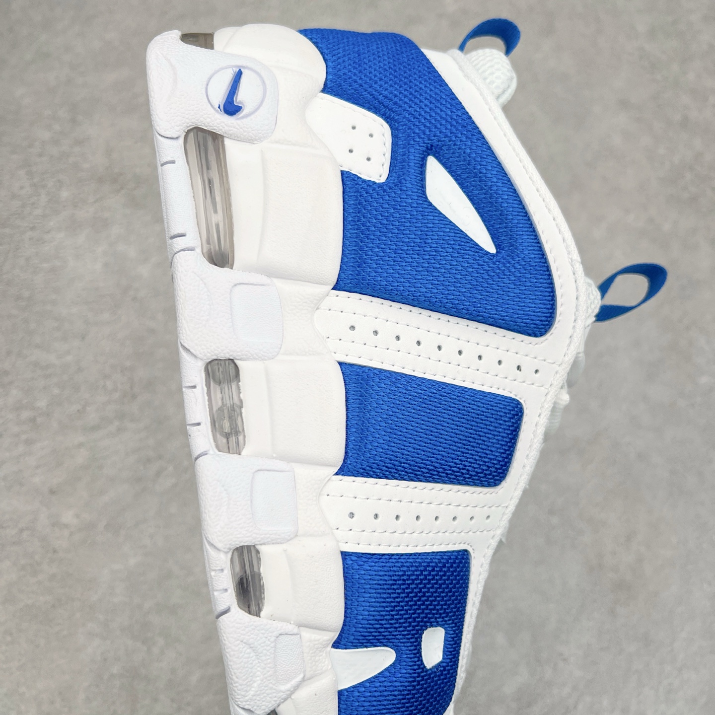 图片[6]-NK Air More Uptempo ’96 OG 皮蓬大AIR复古篮球鞋 FZ3055-101 以流行于街头的涂鸦文化为设计灵感 整体的设计风格夸张而充满魅力 厚实而充满质感的皮质鞋面两侧印刻了一对巨大的字母“AIR”独特炫酷的外观惊艳无比 尺码：36 36.5 37.5 38 38.5 39 40 40.5 41 42 42.5 43 44 44.5 45 46-选品中心