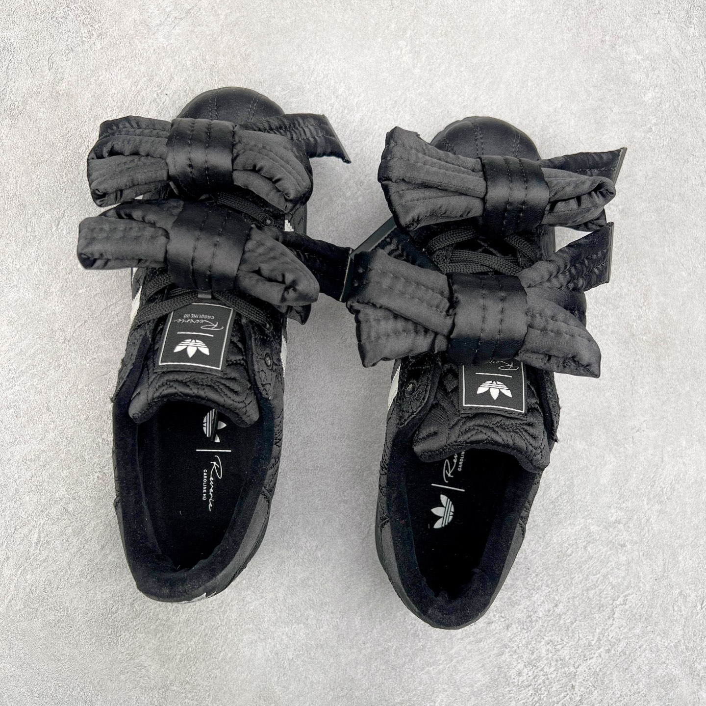 图片[3]-＃纯原 Caroline Hu x AD Originals Superstar W 贝壳头联名潮流时尚防滑减震低帮板鞋 JR7978 纯色鞋身 搭配大朵蝴蝶结 呈现风格极为有趣 少女心十足 细节点缀更是非常巧妙 充满趣味性 两副鞋带 可替换使用或花式系带 根据服饰的色彩随意切换造型 尺码：36 36.5 37.5 38 38.5 39 40 40.5 41 42 42.5 43 44 44.5 45 46-选品中心