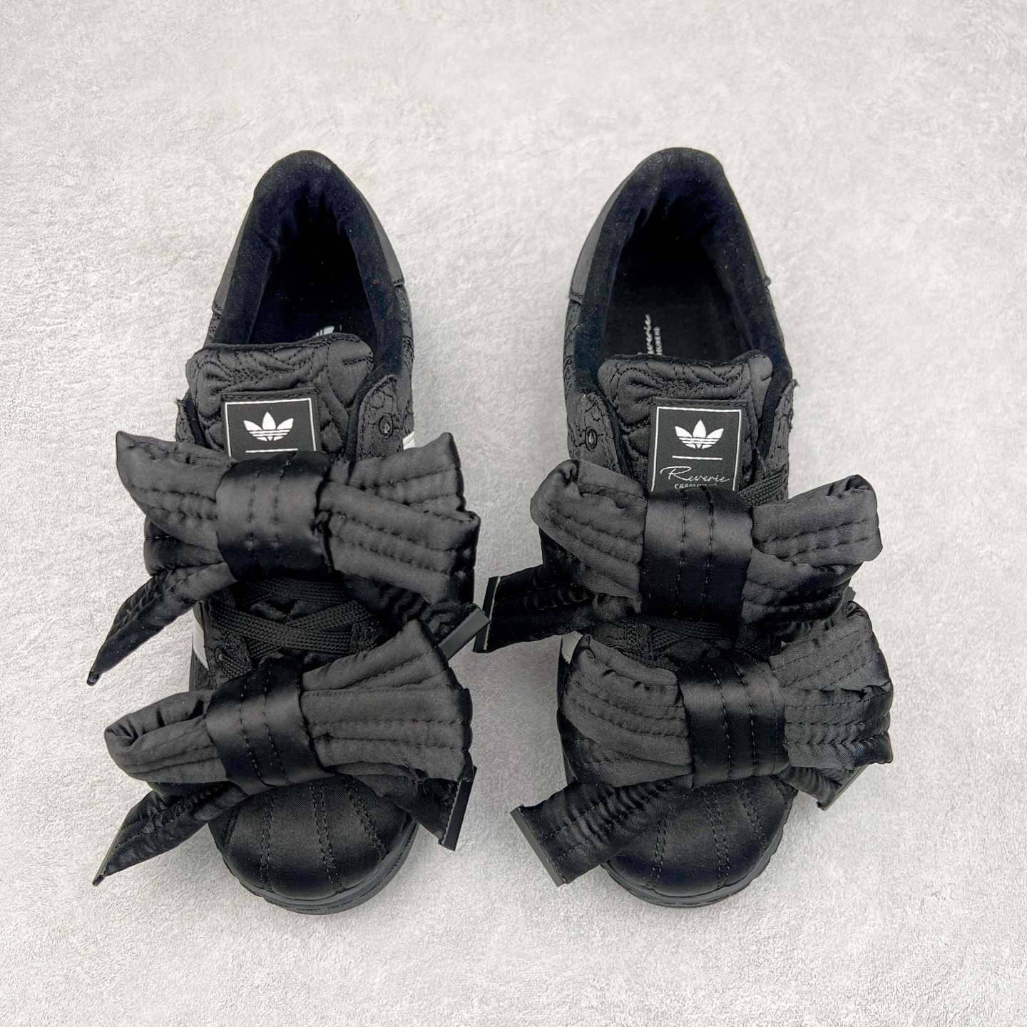 图片[2]-＃纯原 Caroline Hu x AD Originals Superstar W 贝壳头联名潮流时尚防滑减震低帮板鞋 JR7978 纯色鞋身 搭配大朵蝴蝶结 呈现风格极为有趣 少女心十足 细节点缀更是非常巧妙 充满趣味性 两副鞋带 可替换使用或花式系带 根据服饰的色彩随意切换造型 尺码：36 36.5 37.5 38 38.5 39 40 40.5 41 42 42.5 43 44 44.5 45 46-选品中心