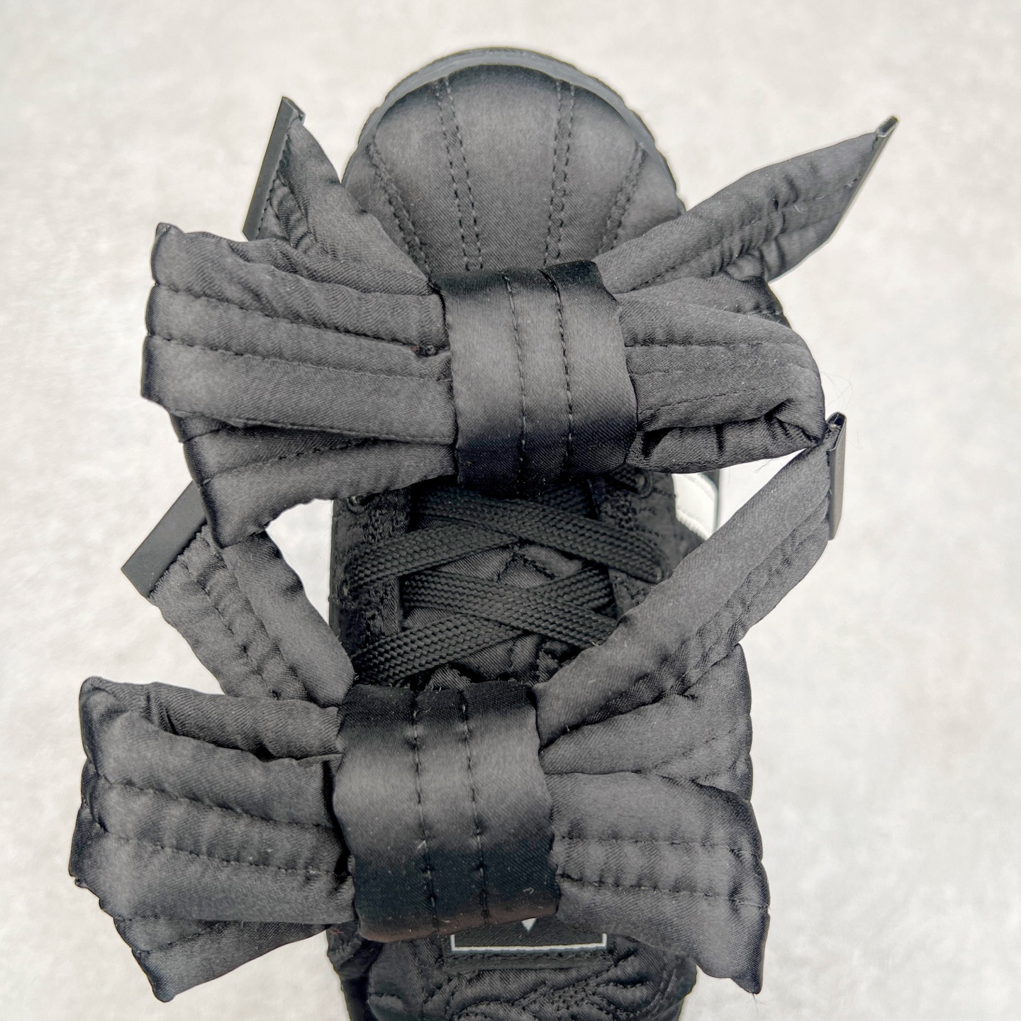 图片[4]-＃纯原 Caroline Hu x AD Originals Superstar W 贝壳头联名潮流时尚防滑减震低帮板鞋 JR7978 纯色鞋身 搭配大朵蝴蝶结 呈现风格极为有趣 少女心十足 细节点缀更是非常巧妙 充满趣味性 两副鞋带 可替换使用或花式系带 根据服饰的色彩随意切换造型 尺码：36 36.5 37.5 38 38.5 39 40 40.5 41 42 42.5 43 44 44.5 45 46-选品中心