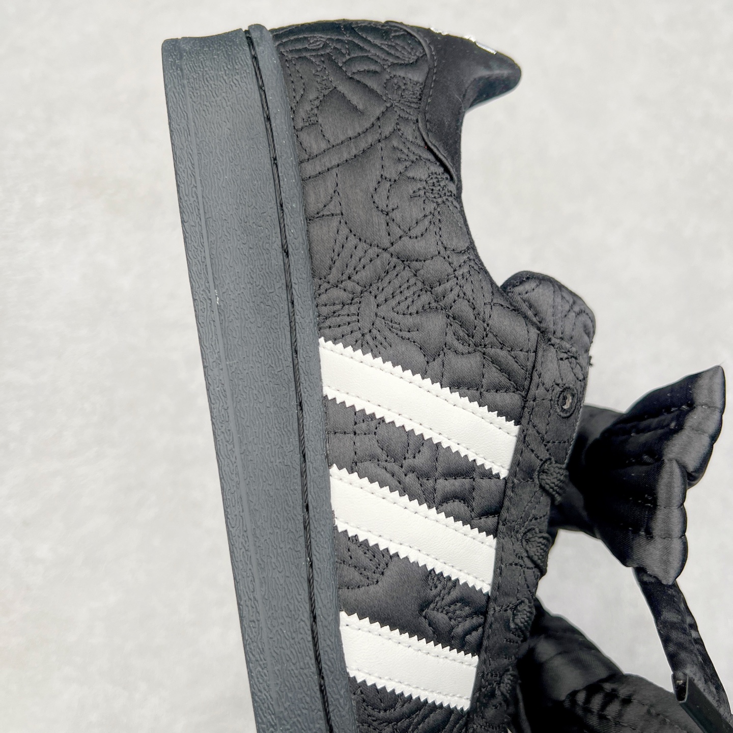 图片[6]-＃纯原 Caroline Hu x AD Originals Superstar W 贝壳头联名潮流时尚防滑减震低帮板鞋 JR7978 纯色鞋身 搭配大朵蝴蝶结 呈现风格极为有趣 少女心十足 细节点缀更是非常巧妙 充满趣味性 两副鞋带 可替换使用或花式系带 根据服饰的色彩随意切换造型 尺码：36 36.5 37.5 38 38.5 39 40 40.5 41 42 42.5 43 44 44.5 45 46-选品中心