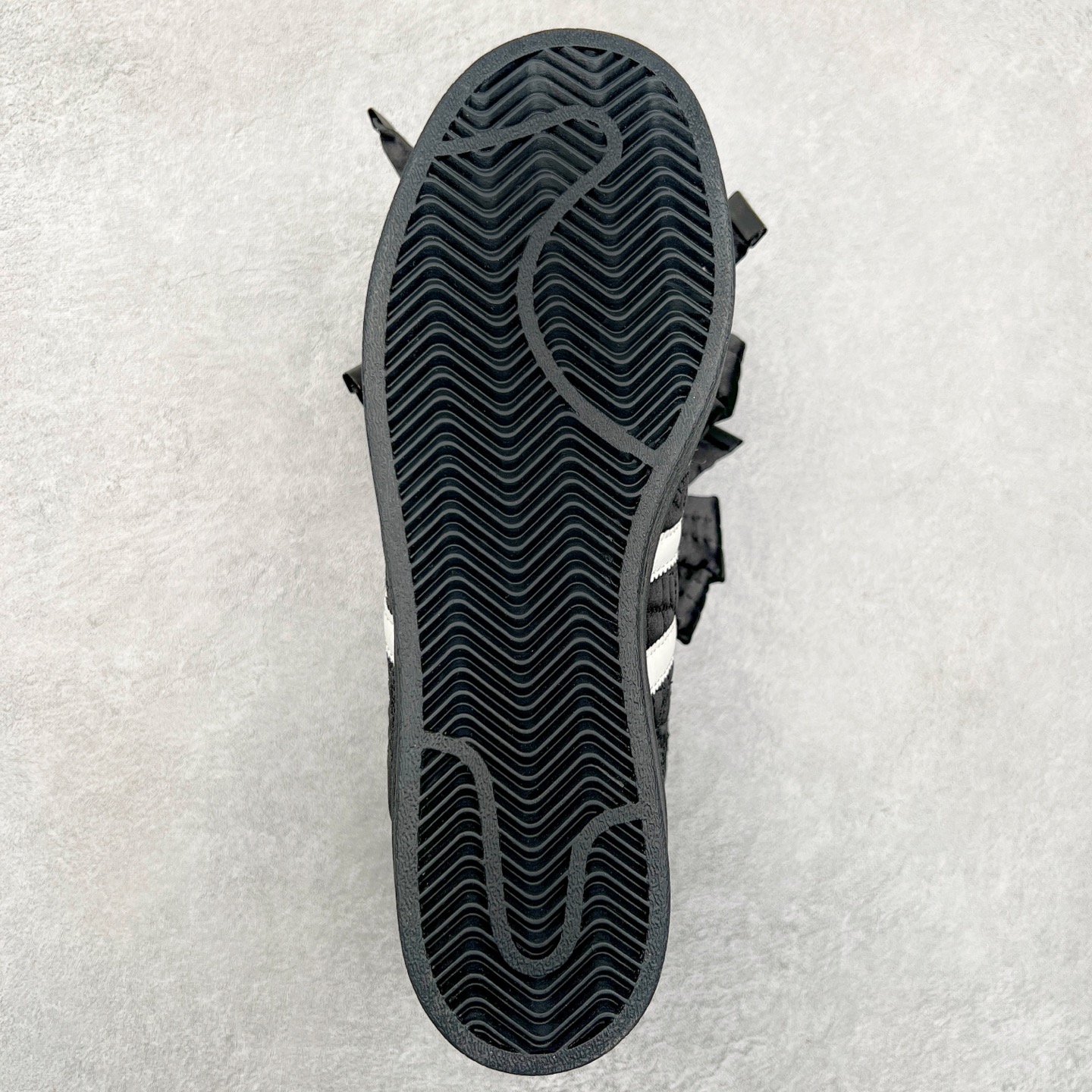 图片[9]-＃纯原 Caroline Hu x AD Originals Superstar W 贝壳头联名潮流时尚防滑减震低帮板鞋 JR7978 纯色鞋身 搭配大朵蝴蝶结 呈现风格极为有趣 少女心十足 细节点缀更是非常巧妙 充满趣味性 两副鞋带 可替换使用或花式系带 根据服饰的色彩随意切换造型 尺码：36 36.5 37.5 38 38.5 39 40 40.5 41 42 42.5 43 44 44.5 45 46-选品中心