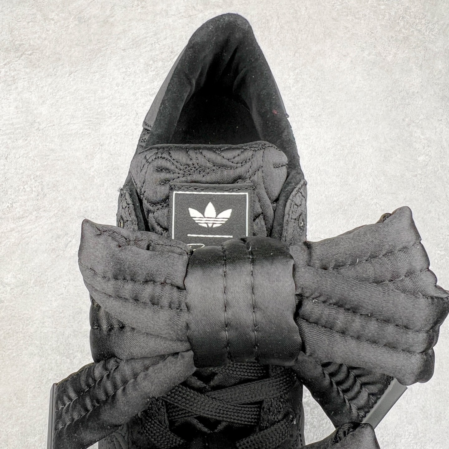 图片[5]-＃纯原 Caroline Hu x AD Originals Superstar W 贝壳头联名潮流时尚防滑减震低帮板鞋 JR7978 纯色鞋身 搭配大朵蝴蝶结 呈现风格极为有趣 少女心十足 细节点缀更是非常巧妙 充满趣味性 两副鞋带 可替换使用或花式系带 根据服饰的色彩随意切换造型 尺码：36 36.5 37.5 38 38.5 39 40 40.5 41 42 42.5 43 44 44.5 45 46-选品中心