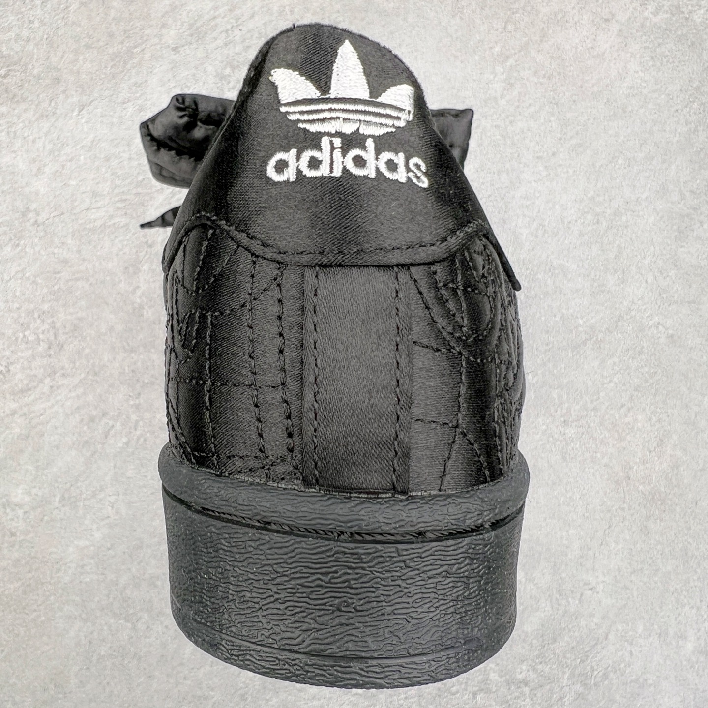 图片[8]-＃纯原 Caroline Hu x AD Originals Superstar W 贝壳头联名潮流时尚防滑减震低帮板鞋 JR7978 纯色鞋身 搭配大朵蝴蝶结 呈现风格极为有趣 少女心十足 细节点缀更是非常巧妙 充满趣味性 两副鞋带 可替换使用或花式系带 根据服饰的色彩随意切换造型 尺码：36 36.5 37.5 38 38.5 39 40 40.5 41 42 42.5 43 44 44.5 45 46-选品中心