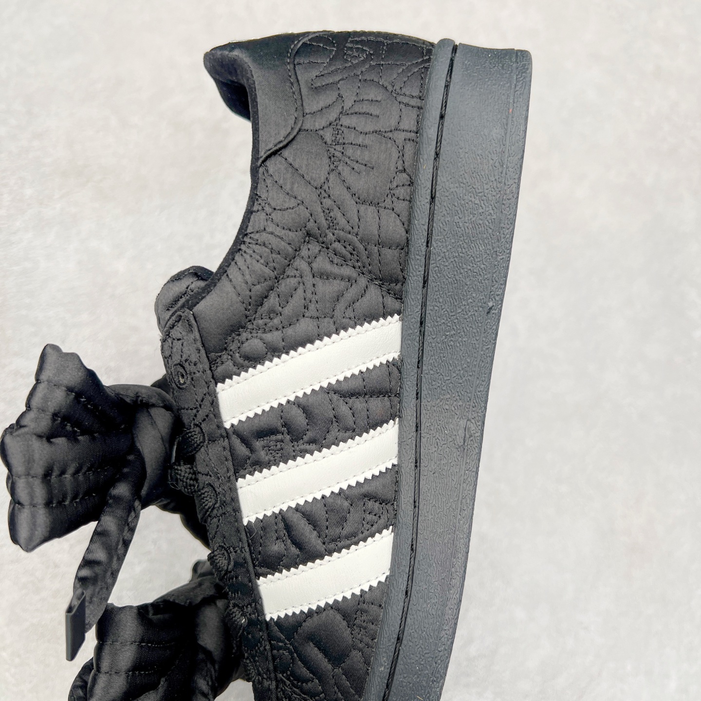 图片[7]-＃纯原 Caroline Hu x AD Originals Superstar W 贝壳头联名潮流时尚防滑减震低帮板鞋 JR7978 纯色鞋身 搭配大朵蝴蝶结 呈现风格极为有趣 少女心十足 细节点缀更是非常巧妙 充满趣味性 两副鞋带 可替换使用或花式系带 根据服饰的色彩随意切换造型 尺码：36 36.5 37.5 38 38.5 39 40 40.5 41 42 42.5 43 44 44.5 45 46-选品中心