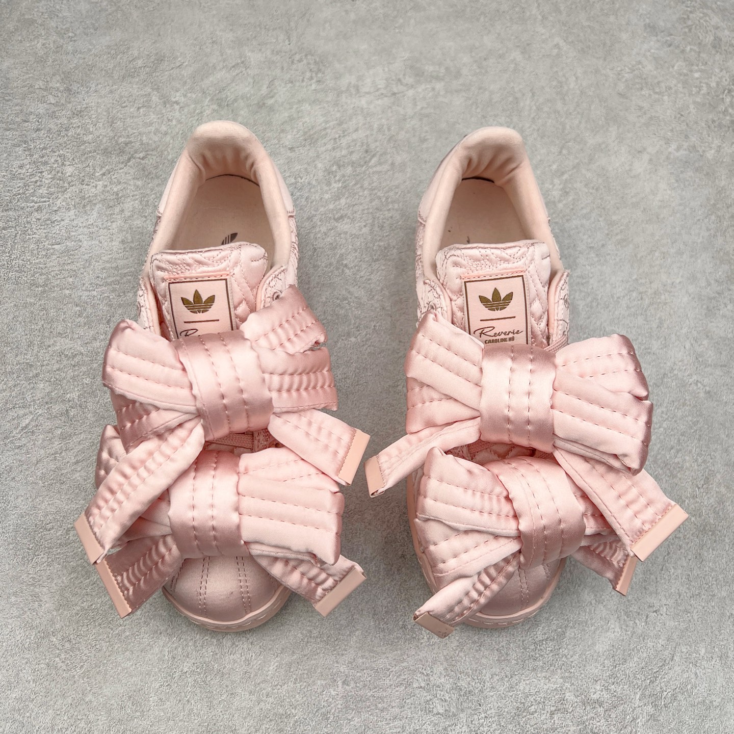 图片[2]-＃纯原 Caroline Hu x AD Originals Superstar W 贝壳头联名潮流时尚防滑减震低帮板鞋 JQ8737 纯色鞋身 搭配大朵蝴蝶结 呈现风格极为有趣 少女心十足 细节点缀更是非常巧妙 充满趣味性 两副鞋带 可替换使用或花式系带 根据服饰的色彩随意切换造型 尺码：36 36.5 37.5 38 38.5 39 40 40.5 41 42 42.5 43 44 44.5 45 46-选品中心