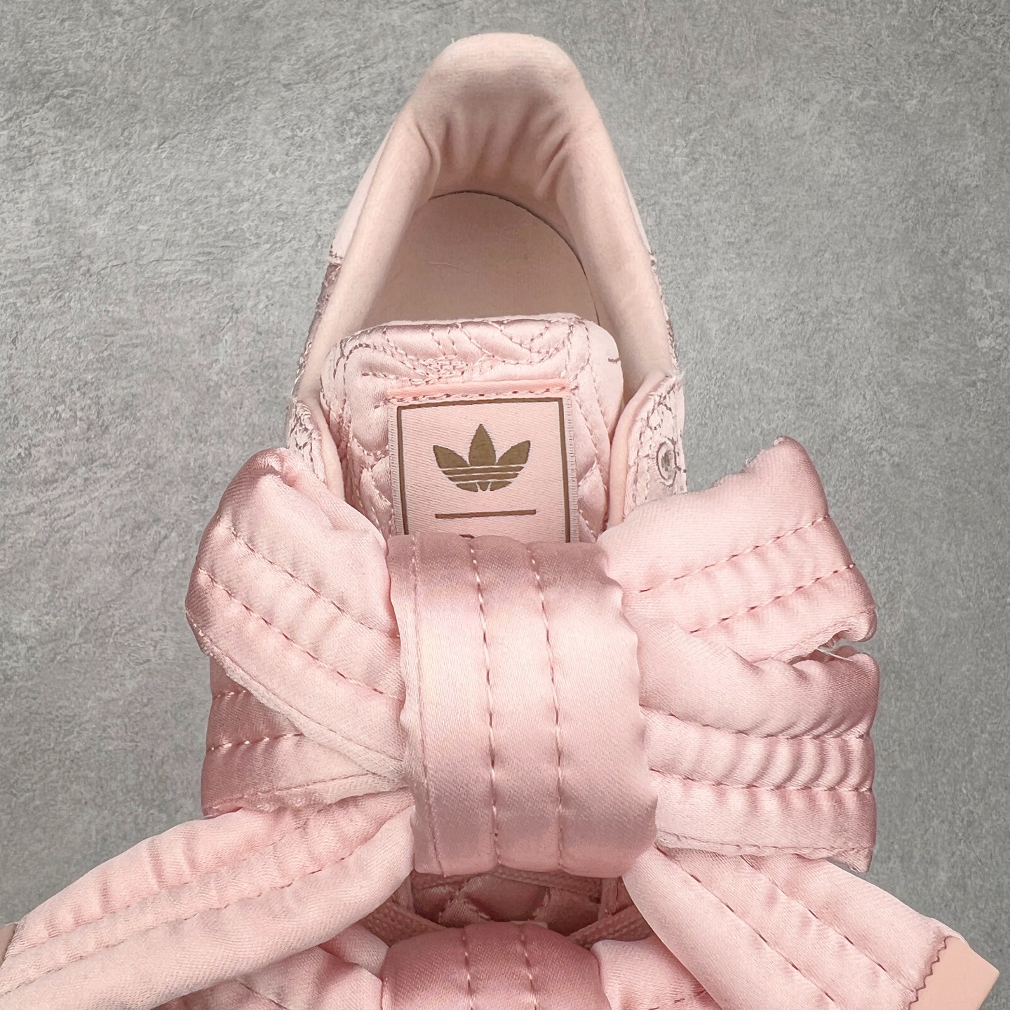 图片[5]-＃纯原 Caroline Hu x AD Originals Superstar W 贝壳头联名潮流时尚防滑减震低帮板鞋 JQ8737 纯色鞋身 搭配大朵蝴蝶结 呈现风格极为有趣 少女心十足 细节点缀更是非常巧妙 充满趣味性 两副鞋带 可替换使用或花式系带 根据服饰的色彩随意切换造型 尺码：36 36.5 37.5 38 38.5 39 40 40.5 41 42 42.5 43 44 44.5 45 46-选品中心