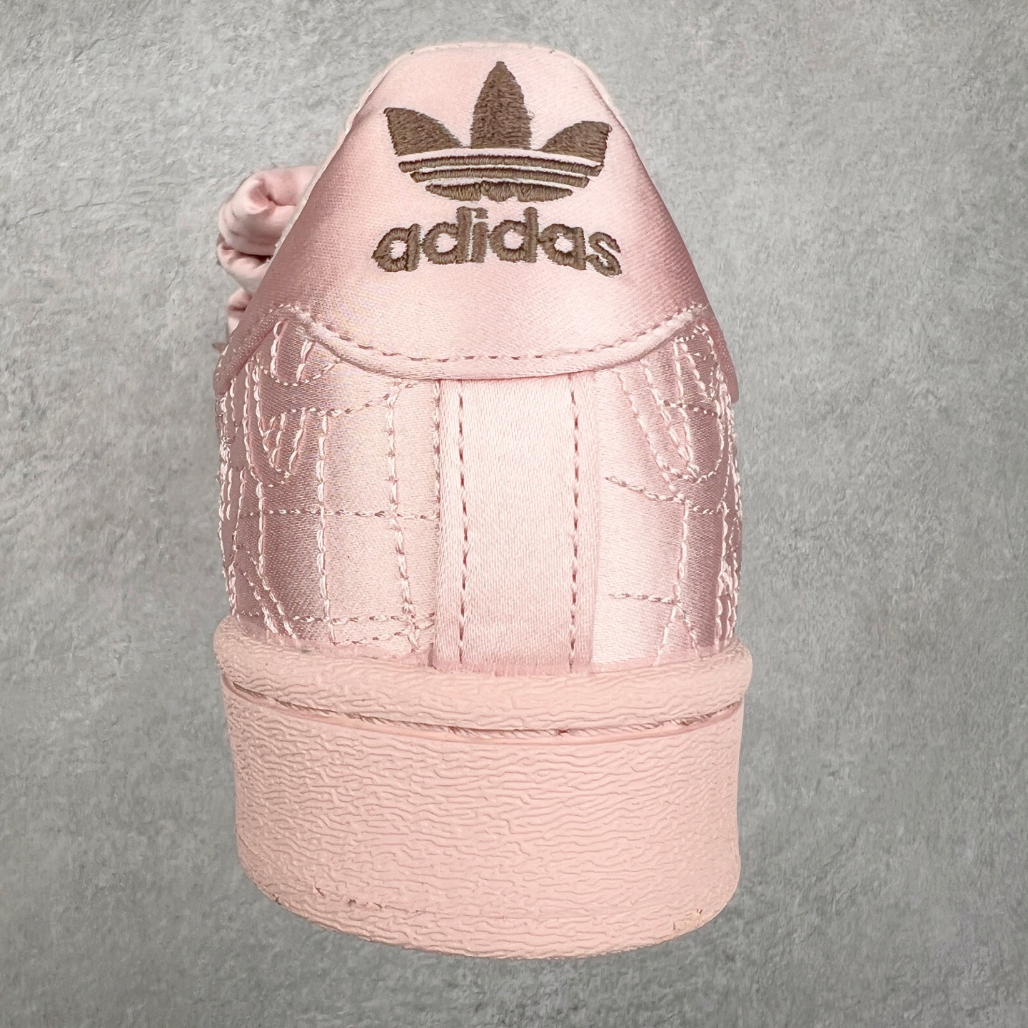 图片[8]-＃纯原 Caroline Hu x AD Originals Superstar W 贝壳头联名潮流时尚防滑减震低帮板鞋 JQ8737 纯色鞋身 搭配大朵蝴蝶结 呈现风格极为有趣 少女心十足 细节点缀更是非常巧妙 充满趣味性 两副鞋带 可替换使用或花式系带 根据服饰的色彩随意切换造型 尺码：36 36.5 37.5 38 38.5 39 40 40.5 41 42 42.5 43 44 44.5 45 46-选品中心