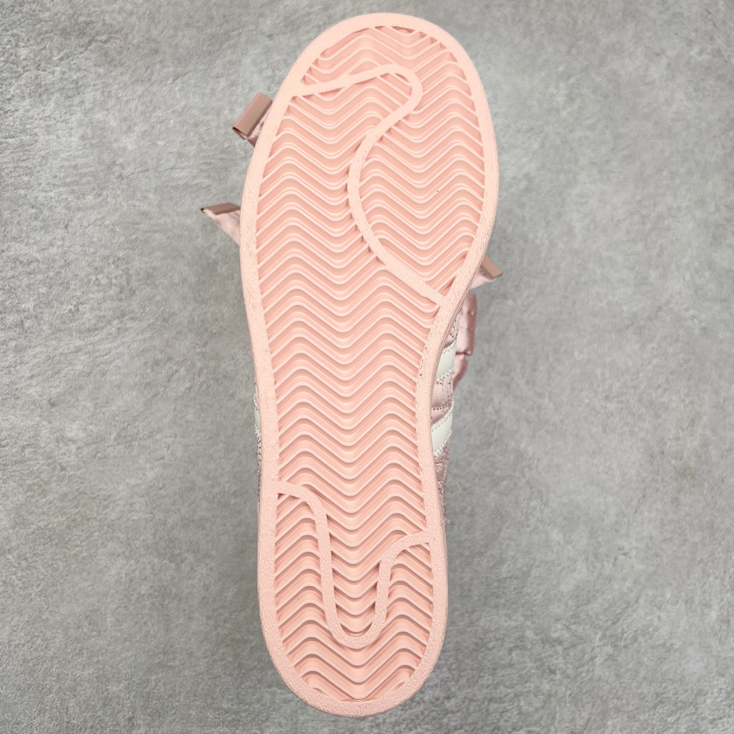 图片[9]-＃纯原 Caroline Hu x AD Originals Superstar W 贝壳头联名潮流时尚防滑减震低帮板鞋 JQ8737 纯色鞋身 搭配大朵蝴蝶结 呈现风格极为有趣 少女心十足 细节点缀更是非常巧妙 充满趣味性 两副鞋带 可替换使用或花式系带 根据服饰的色彩随意切换造型 尺码：36 36.5 37.5 38 38.5 39 40 40.5 41 42 42.5 43 44 44.5 45 46-选品中心