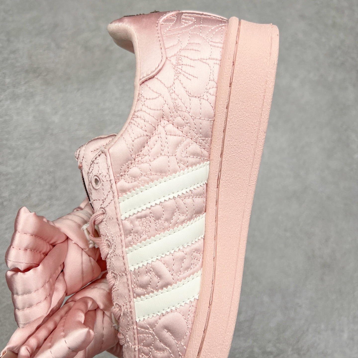 图片[7]-＃纯原 Caroline Hu x AD Originals Superstar W 贝壳头联名潮流时尚防滑减震低帮板鞋 JQ8737 纯色鞋身 搭配大朵蝴蝶结 呈现风格极为有趣 少女心十足 细节点缀更是非常巧妙 充满趣味性 两副鞋带 可替换使用或花式系带 根据服饰的色彩随意切换造型 尺码：36 36.5 37.5 38 38.5 39 40 40.5 41 42 42.5 43 44 44.5 45 46-选品中心