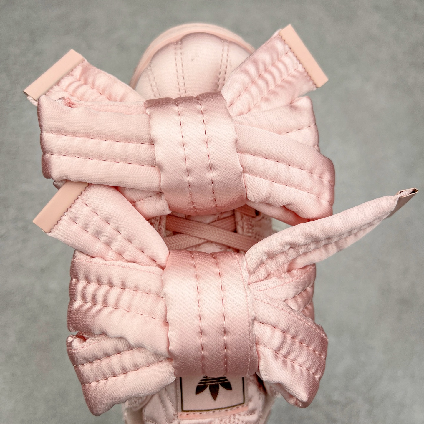 图片[4]-＃纯原 Caroline Hu x AD Originals Superstar W 贝壳头联名潮流时尚防滑减震低帮板鞋 JQ8737 纯色鞋身 搭配大朵蝴蝶结 呈现风格极为有趣 少女心十足 细节点缀更是非常巧妙 充满趣味性 两副鞋带 可替换使用或花式系带 根据服饰的色彩随意切换造型 尺码：36 36.5 37.5 38 38.5 39 40 40.5 41 42 42.5 43 44 44.5 45 46-选品中心