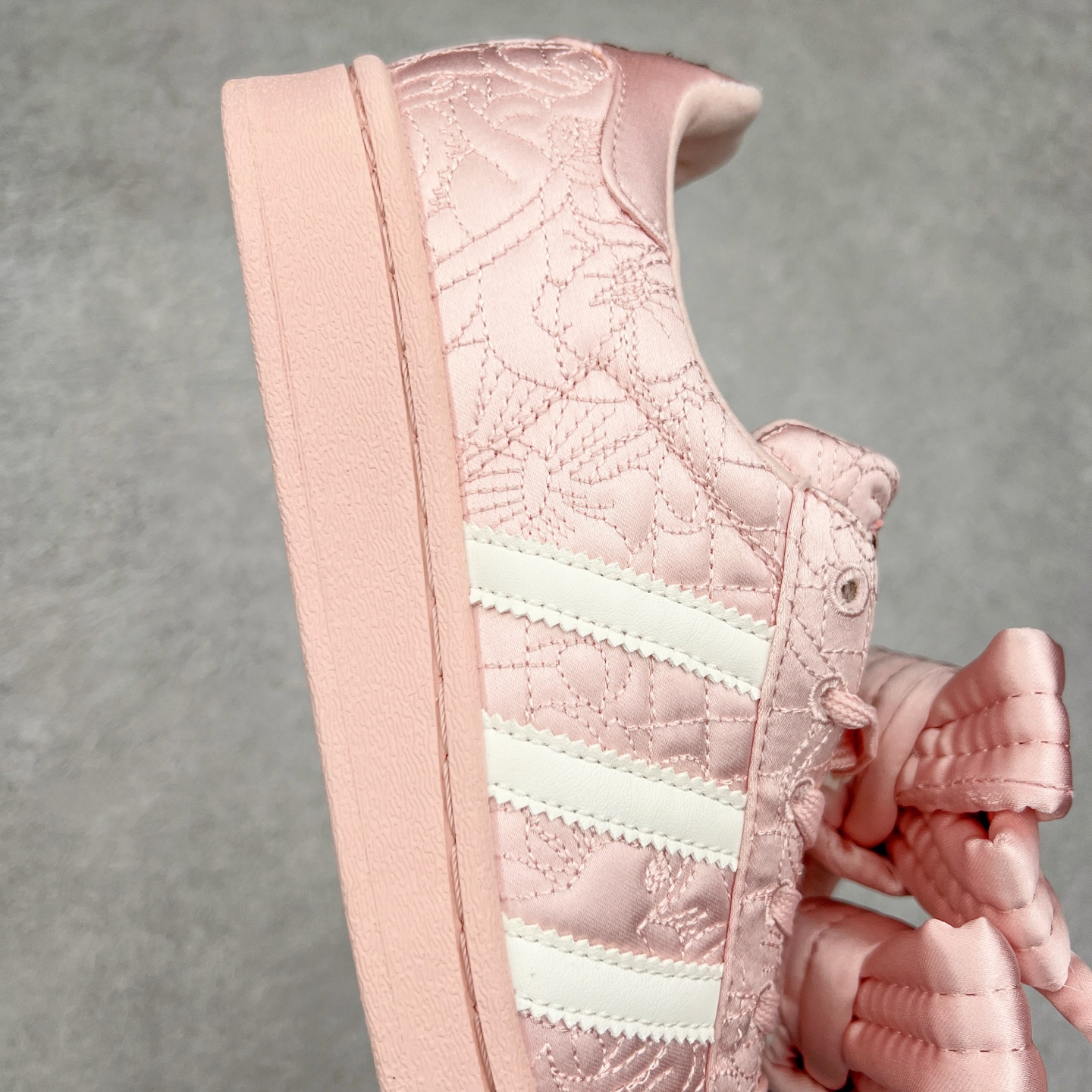 图片[6]-＃纯原 Caroline Hu x AD Originals Superstar W 贝壳头联名潮流时尚防滑减震低帮板鞋 JQ8737 纯色鞋身 搭配大朵蝴蝶结 呈现风格极为有趣 少女心十足 细节点缀更是非常巧妙 充满趣味性 两副鞋带 可替换使用或花式系带 根据服饰的色彩随意切换造型 尺码：36 36.5 37.5 38 38.5 39 40 40.5 41 42 42.5 43 44 44.5 45 46-选品中心