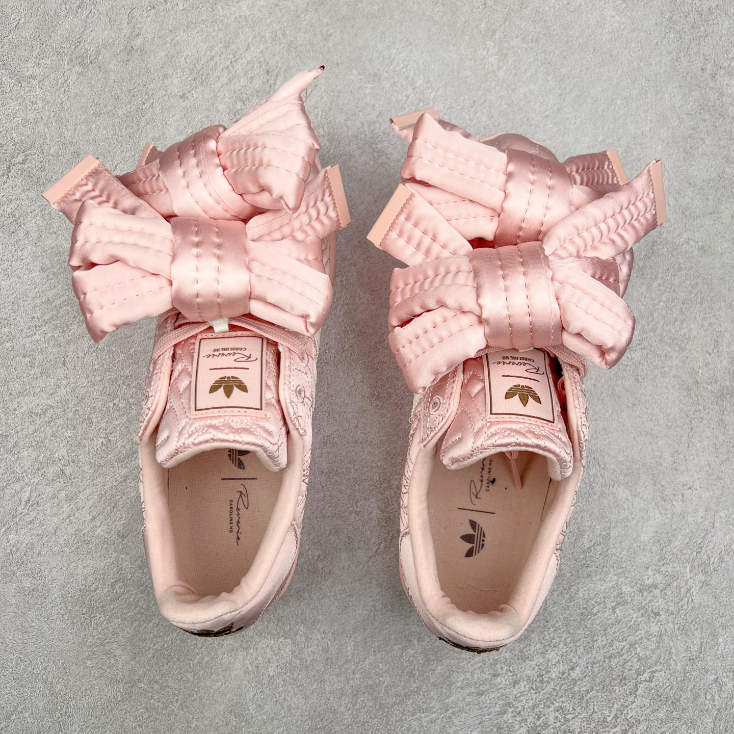 图片[3]-＃纯原 Caroline Hu x AD Originals Superstar W 贝壳头联名潮流时尚防滑减震低帮板鞋 JQ8737 纯色鞋身 搭配大朵蝴蝶结 呈现风格极为有趣 少女心十足 细节点缀更是非常巧妙 充满趣味性 两副鞋带 可替换使用或花式系带 根据服饰的色彩随意切换造型 尺码：36 36.5 37.5 38 38.5 39 40 40.5 41 42 42.5 43 44 44.5 45 46-选品中心