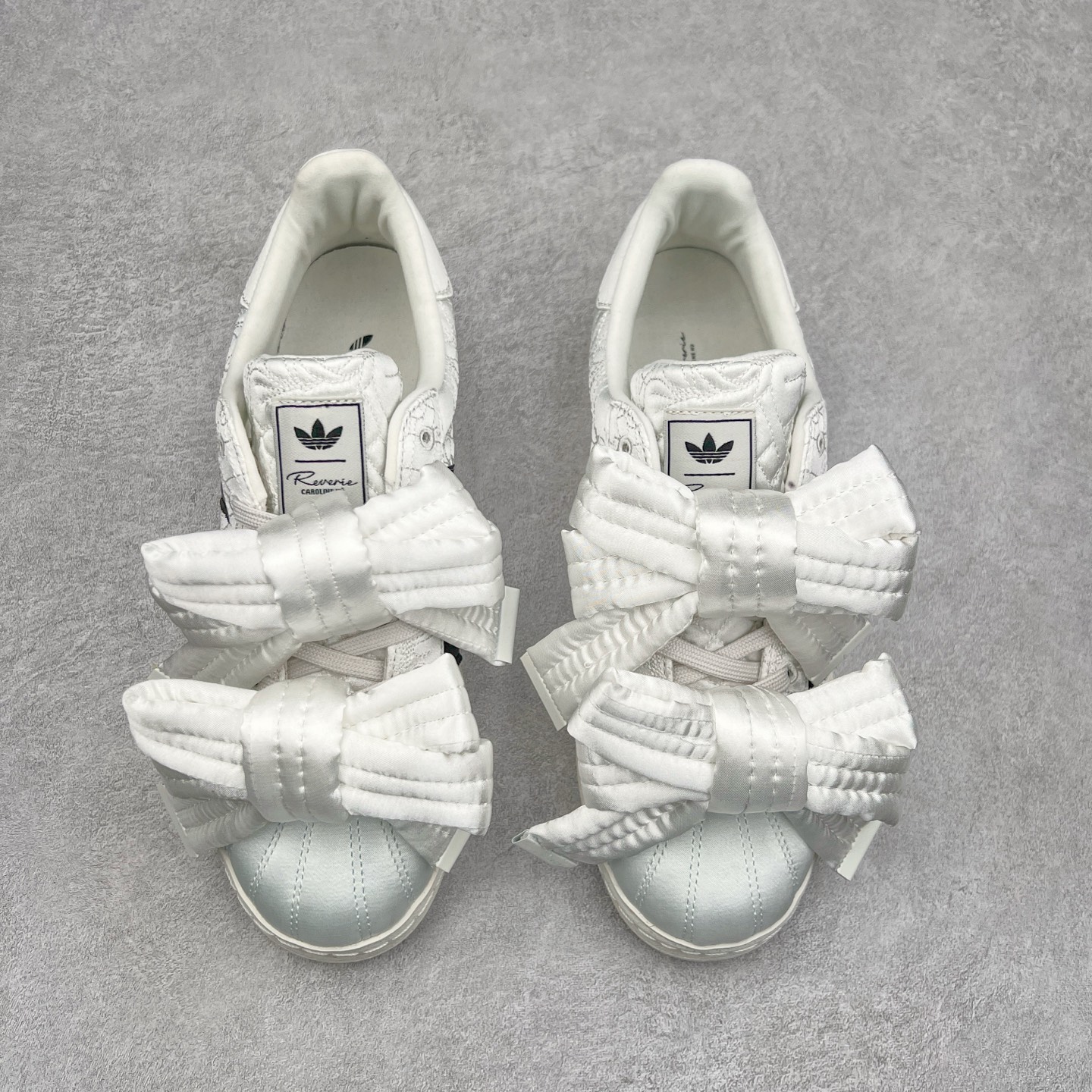 图片[2]-＃纯原 Caroline Hu x AD Originals Superstar W 贝壳头联名潮流时尚防滑减震低帮板鞋 JR7977 纯色鞋身 搭配大朵蝴蝶结 呈现风格极为有趣 少女心十足 细节点缀更是非常巧妙 充满趣味性 两副鞋带 可替换使用或花式系带 根据服饰的色彩随意切换造型 尺码：36 36.5 37.5 38 38.5 39 40 40.5 41 42 42.5 43 44 44.5 45 46-选品中心