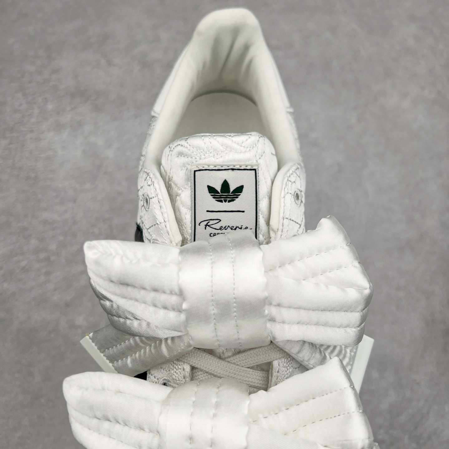 图片[5]-＃纯原 Caroline Hu x AD Originals Superstar W 贝壳头联名潮流时尚防滑减震低帮板鞋 JR7977 纯色鞋身 搭配大朵蝴蝶结 呈现风格极为有趣 少女心十足 细节点缀更是非常巧妙 充满趣味性 两副鞋带 可替换使用或花式系带 根据服饰的色彩随意切换造型 尺码：36 36.5 37.5 38 38.5 39 40 40.5 41 42 42.5 43 44 44.5 45 46-选品中心