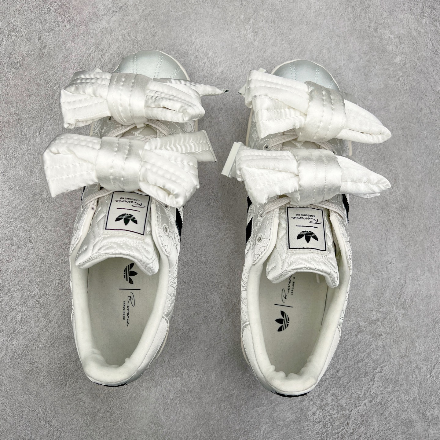 图片[3]-＃纯原 Caroline Hu x AD Originals Superstar W 贝壳头联名潮流时尚防滑减震低帮板鞋 JR7977 纯色鞋身 搭配大朵蝴蝶结 呈现风格极为有趣 少女心十足 细节点缀更是非常巧妙 充满趣味性 两副鞋带 可替换使用或花式系带 根据服饰的色彩随意切换造型 尺码：36 36.5 37.5 38 38.5 39 40 40.5 41 42 42.5 43 44 44.5 45 46-选品中心