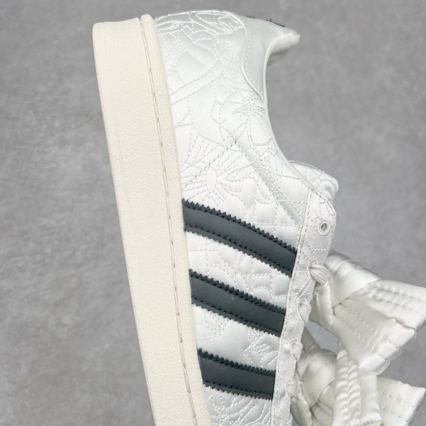 图片[6]-＃纯原 Caroline Hu x AD Originals Superstar W 贝壳头联名潮流时尚防滑减震低帮板鞋 JR7977 纯色鞋身 搭配大朵蝴蝶结 呈现风格极为有趣 少女心十足 细节点缀更是非常巧妙 充满趣味性 两副鞋带 可替换使用或花式系带 根据服饰的色彩随意切换造型 尺码：36 36.5 37.5 38 38.5 39 40 40.5 41 42 42.5 43 44 44.5 45 46-选品中心