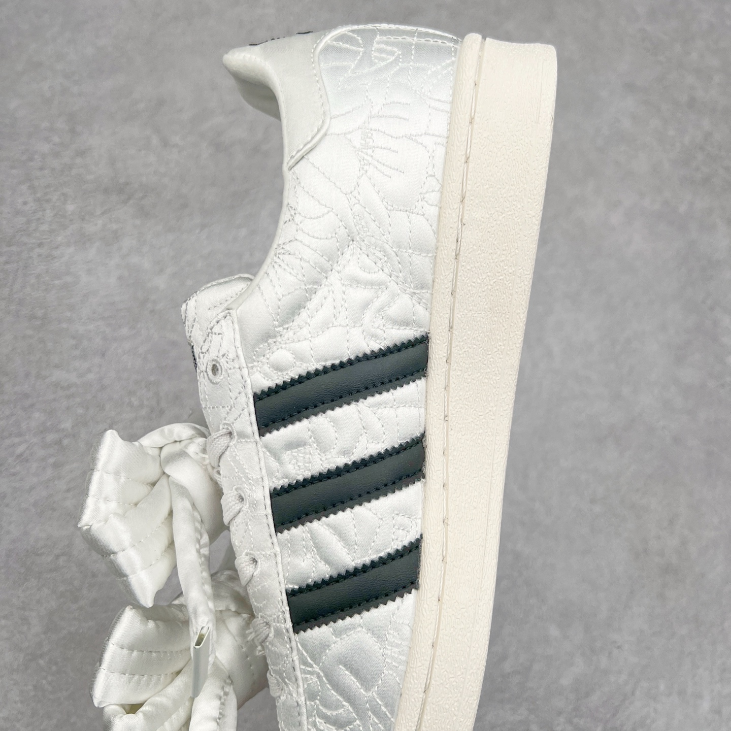 图片[7]-＃纯原 Caroline Hu x AD Originals Superstar W 贝壳头联名潮流时尚防滑减震低帮板鞋 JR7977 纯色鞋身 搭配大朵蝴蝶结 呈现风格极为有趣 少女心十足 细节点缀更是非常巧妙 充满趣味性 两副鞋带 可替换使用或花式系带 根据服饰的色彩随意切换造型 尺码：36 36.5 37.5 38 38.5 39 40 40.5 41 42 42.5 43 44 44.5 45 46-选品中心