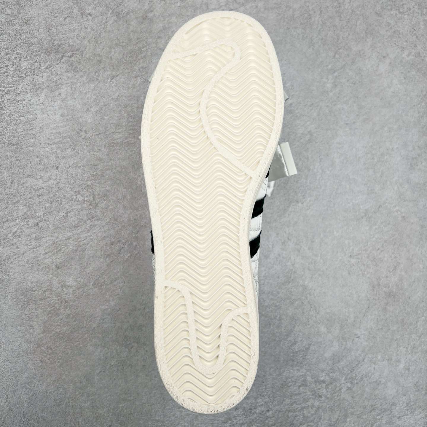 图片[9]-＃纯原 Caroline Hu x AD Originals Superstar W 贝壳头联名潮流时尚防滑减震低帮板鞋 JR7977 纯色鞋身 搭配大朵蝴蝶结 呈现风格极为有趣 少女心十足 细节点缀更是非常巧妙 充满趣味性 两副鞋带 可替换使用或花式系带 根据服饰的色彩随意切换造型 尺码：36 36.5 37.5 38 38.5 39 40 40.5 41 42 42.5 43 44 44.5 45 46-选品中心