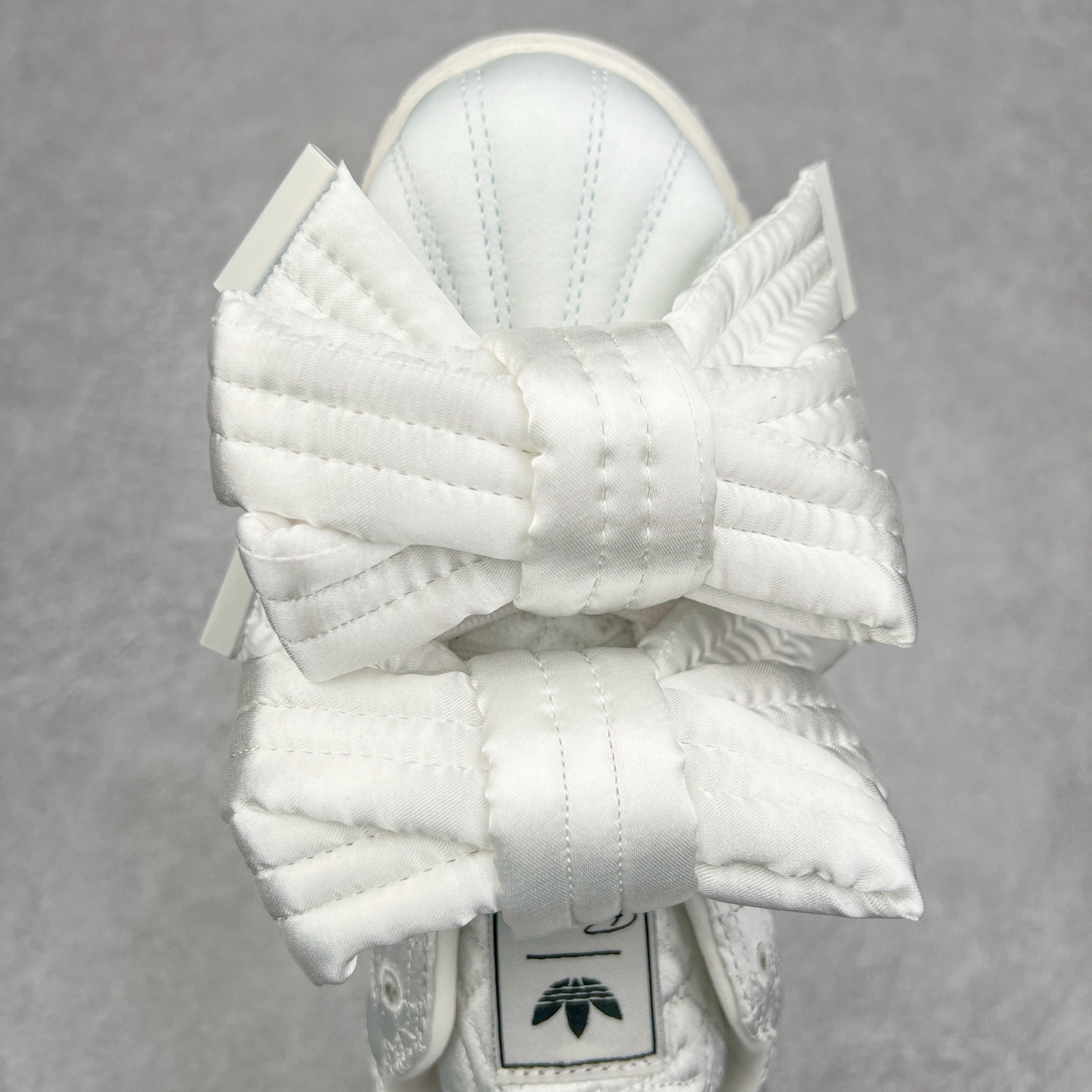 图片[4]-＃纯原 Caroline Hu x AD Originals Superstar W 贝壳头联名潮流时尚防滑减震低帮板鞋 JR7977 纯色鞋身 搭配大朵蝴蝶结 呈现风格极为有趣 少女心十足 细节点缀更是非常巧妙 充满趣味性 两副鞋带 可替换使用或花式系带 根据服饰的色彩随意切换造型 尺码：36 36.5 37.5 38 38.5 39 40 40.5 41 42 42.5 43 44 44.5 45 46-选品中心