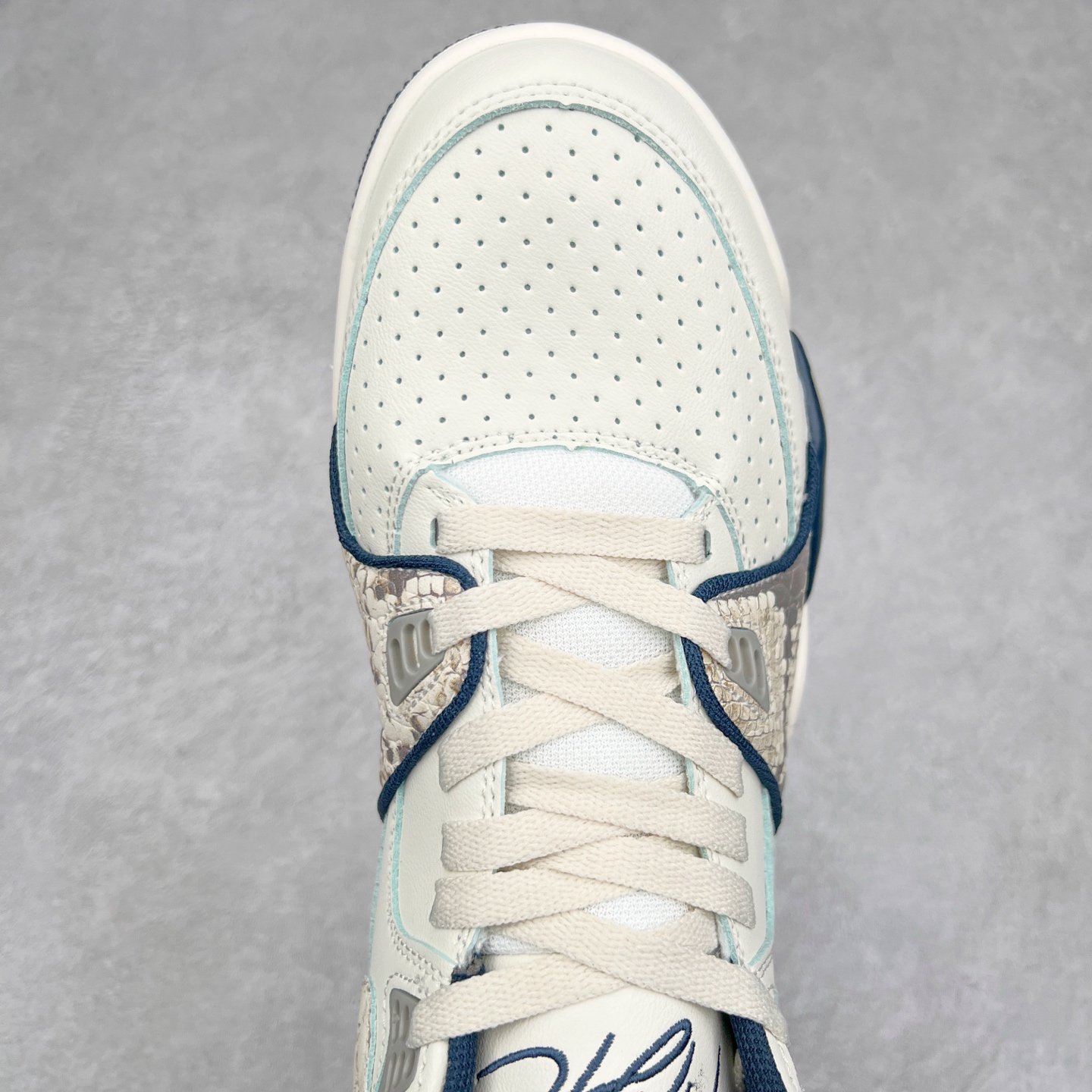 图片[4]-NK Air Flight AJ89 复古运动鞋 AJ4兄弟款系列篮球鞋 FQ8256-001 重塑80年代后期非凡篮球战靴的经典风范,利落皮革结构搭载卓越缓震系统 重现传世经典的卓越性能 取用皮革与合成材质组合鞋面 简约利落潮流运动 尺码：36 36.5 37.5 38 38.5 39 40 40.5 41 42 42.5 43 44 44.5 45 46-选品中心