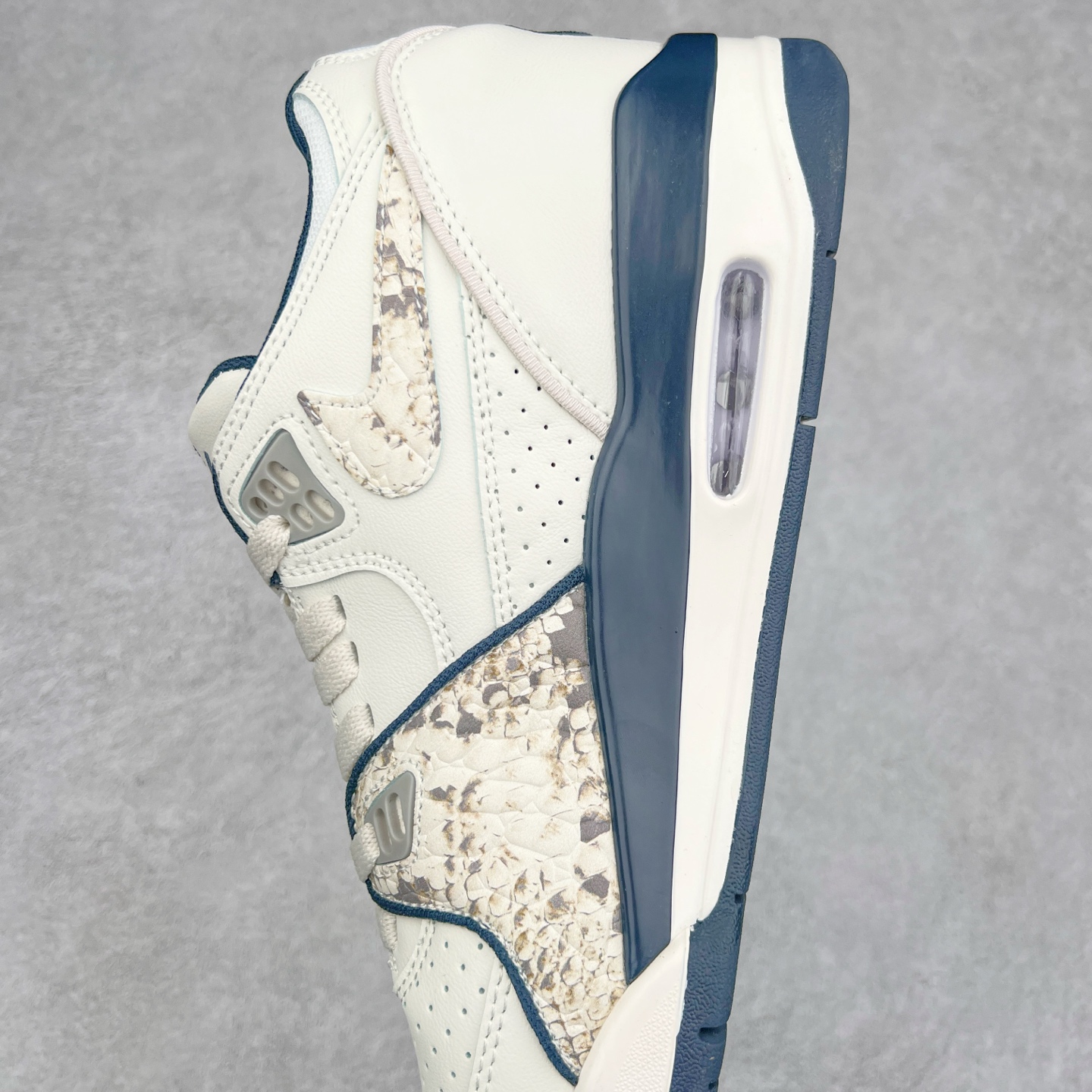 图片[7]-NK Air Flight AJ89 复古运动鞋 AJ4兄弟款系列篮球鞋 FQ8256-001 重塑80年代后期非凡篮球战靴的经典风范,利落皮革结构搭载卓越缓震系统 重现传世经典的卓越性能 取用皮革与合成材质组合鞋面 简约利落潮流运动 尺码：36 36.5 37.5 38 38.5 39 40 40.5 41 42 42.5 43 44 44.5 45 46-选品中心