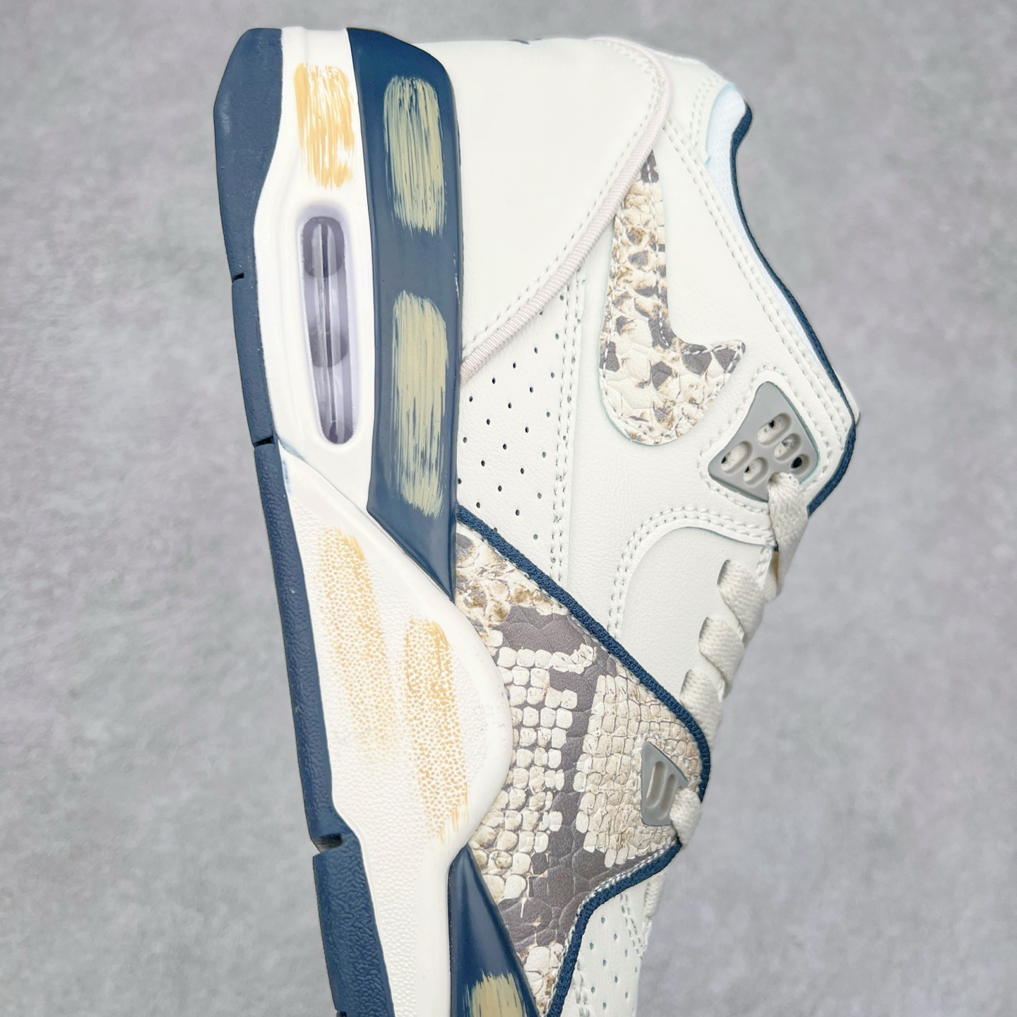 图片[6]-NK Air Flight AJ89 复古运动鞋 AJ4兄弟款系列篮球鞋 FQ8256-001 重塑80年代后期非凡篮球战靴的经典风范,利落皮革结构搭载卓越缓震系统 重现传世经典的卓越性能 取用皮革与合成材质组合鞋面 简约利落潮流运动 尺码：36 36.5 37.5 38 38.5 39 40 40.5 41 42 42.5 43 44 44.5 45 46-选品中心