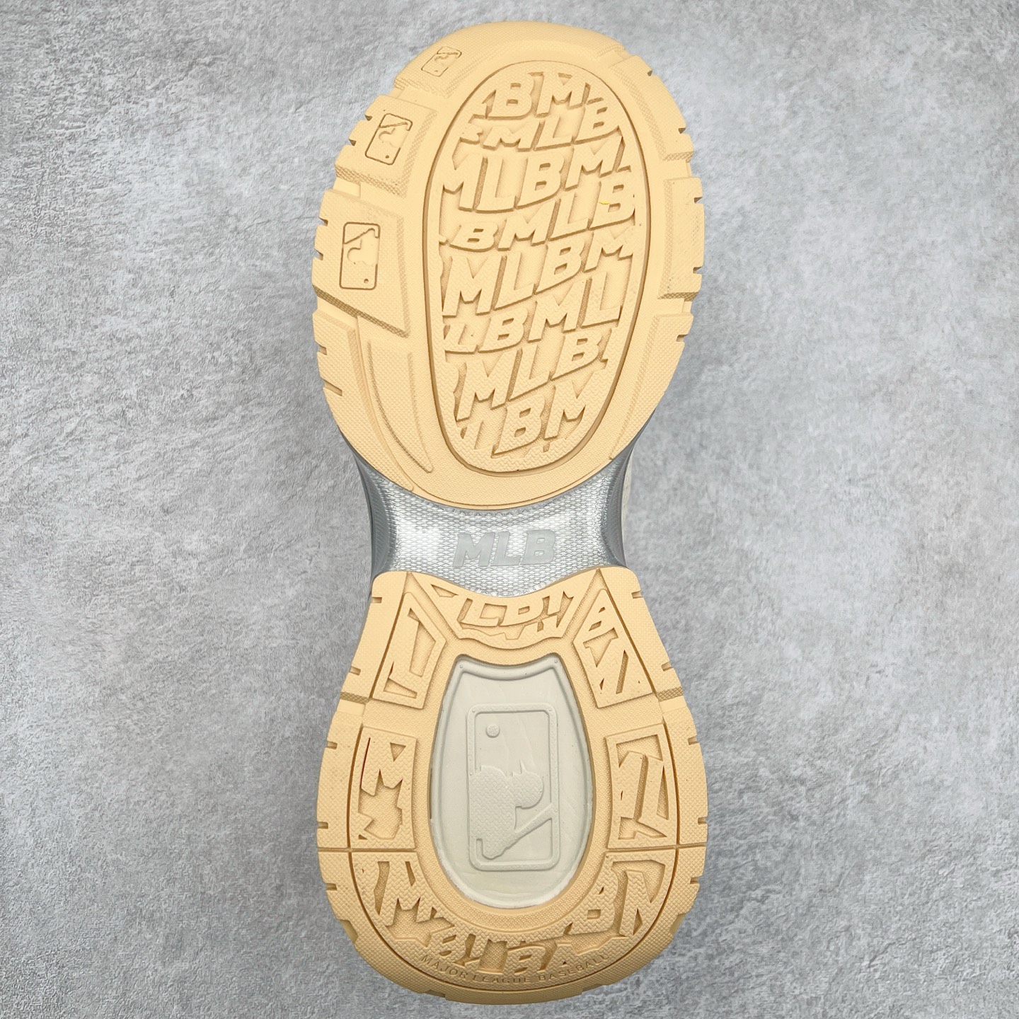 图片[9]-＃PB过验版 MLB New York Yankees Curve Runner 舒适百搭流浪鞋防滑耐磨低帮跑步鞋 Korea韩国联名NY美国榄球纽约洋基队限定 目前可过轻松秒过各类鉴定 能操作的私聊 韩国代购专供 左脚内置NFC感应 区别市面贴纸假芯片 MLB专用菱形双针中底布 重点细节中底布带注胶孔 原厂NFC感应吊牌 支持鉴定 一个两位数 原盒原标 全套原楦原纸板原厂数据开发 中韩文保养标贴 绿色防霉片 平台代购专供 独家一比一RB+MD组合大底 高频后跟小人Logo精准对位立体饱满 正确网布加超迁鞋面 转印中底走线紧密 转印Logo工艺表层防刮不掉色 尺码：35 36 36.5 37.5 38 38.5 39 40 40.5 41 42 42.5 43 44 44.5 45-选品中心