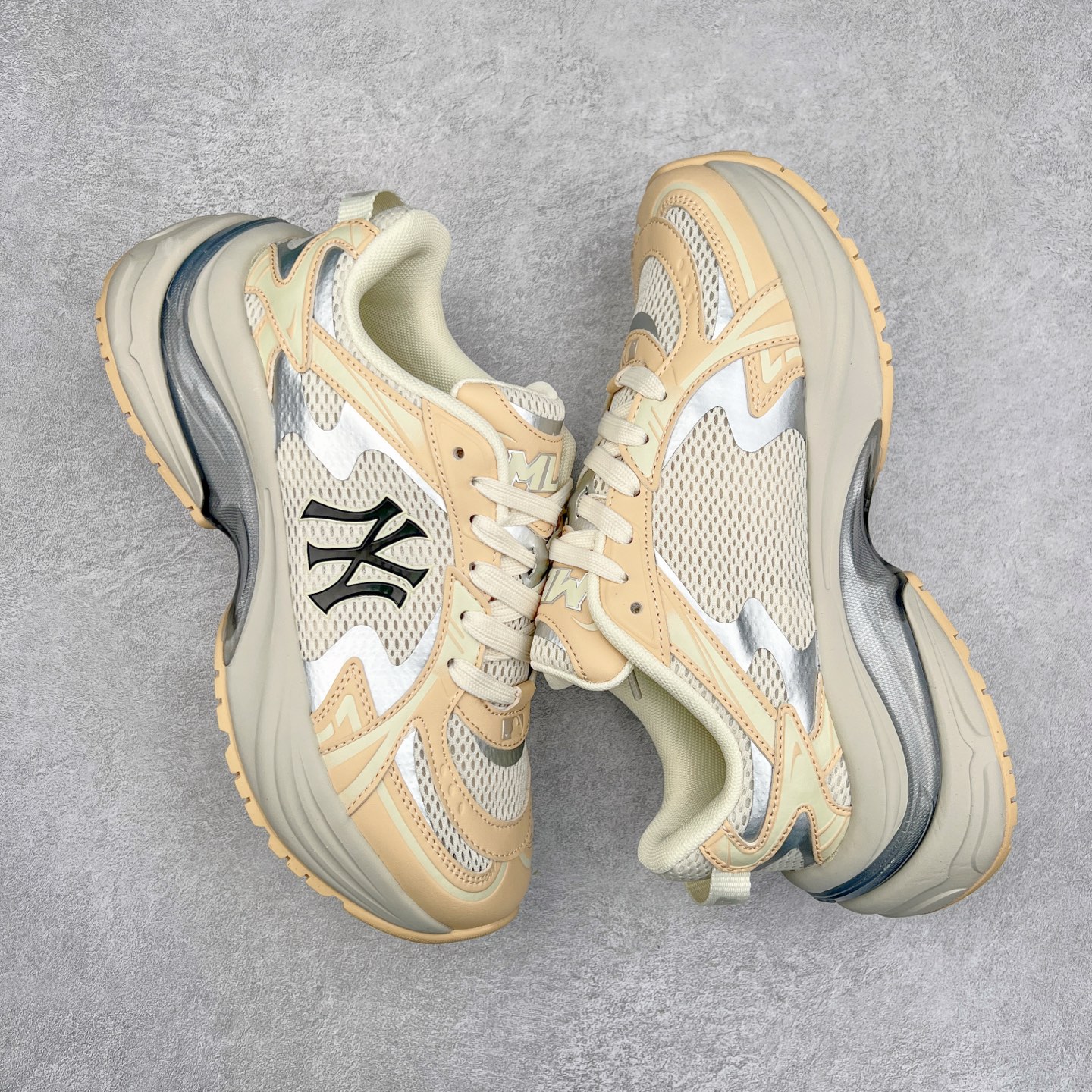 图片[3]-＃PB过验版 MLB New York Yankees Curve Runner 舒适百搭流浪鞋防滑耐磨低帮跑步鞋 Korea韩国联名NY美国榄球纽约洋基队限定 目前可过轻松秒过各类鉴定 能操作的私聊 韩国代购专供 左脚内置NFC感应 区别市面贴纸假芯片 MLB专用菱形双针中底布 重点细节中底布带注胶孔 原厂NFC感应吊牌 支持鉴定 一个两位数 原盒原标 全套原楦原纸板原厂数据开发 中韩文保养标贴 绿色防霉片 平台代购专供 独家一比一RB+MD组合大底 高频后跟小人Logo精准对位立体饱满 正确网布加超迁鞋面 转印中底走线紧密 转印Logo工艺表层防刮不掉色 尺码：35 36 36.5 37.5 38 38.5 39 40 40.5 41 42 42.5 43 44 44.5 45-选品中心