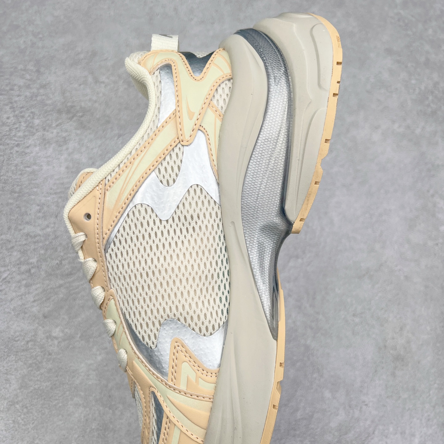 图片[7]-＃PB过验版 MLB New York Yankees Curve Runner 舒适百搭流浪鞋防滑耐磨低帮跑步鞋 Korea韩国联名NY美国榄球纽约洋基队限定 目前可过轻松秒过各类鉴定 能操作的私聊 韩国代购专供 左脚内置NFC感应 区别市面贴纸假芯片 MLB专用菱形双针中底布 重点细节中底布带注胶孔 原厂NFC感应吊牌 支持鉴定 一个两位数 原盒原标 全套原楦原纸板原厂数据开发 中韩文保养标贴 绿色防霉片 平台代购专供 独家一比一RB+MD组合大底 高频后跟小人Logo精准对位立体饱满 正确网布加超迁鞋面 转印中底走线紧密 转印Logo工艺表层防刮不掉色 尺码：35 36 36.5 37.5 38 38.5 39 40 40.5 41 42 42.5 43 44 44.5 45-选品中心