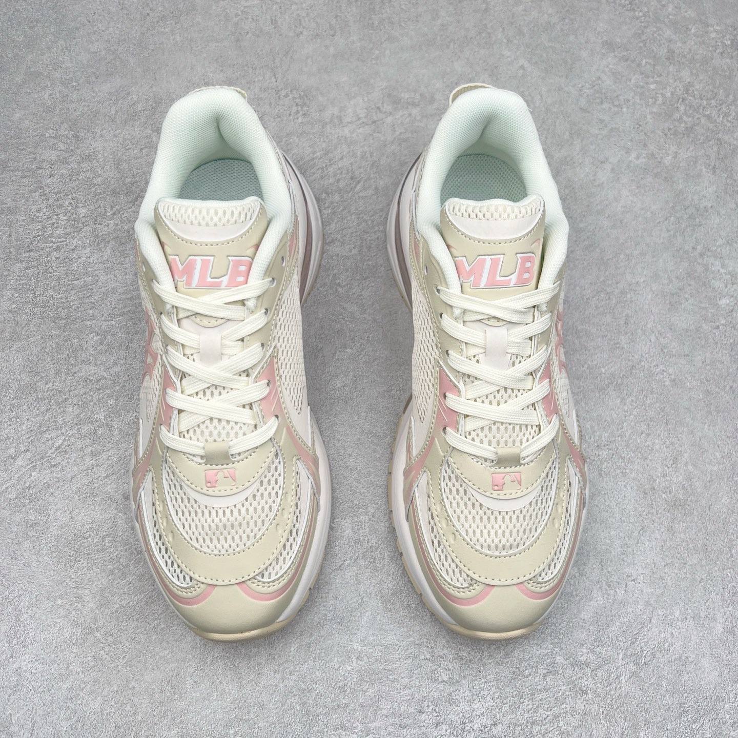 图片[2]-＃PB过验版 MLB New York Yankees Curve Runner 舒适百搭流浪鞋防滑耐磨低帮跑步鞋 Korea韩国联名NY美国榄球纽约洋基队限定 目前可过轻松秒过各类鉴定 能操作的私聊 韩国代购专供 左脚内置NFC感应 区别市面贴纸假芯片 MLB专用菱形双针中底布 重点细节中底布带注胶孔 原厂NFC感应吊牌 支持鉴定 一个两位数 原盒原标 全套原楦原纸板原厂数据开发 中韩文保养标贴 绿色防霉片 平台代购专供 独家一比一RB+MD组合大底 高频后跟小人Logo精准对位立体饱满 正确网布加超迁鞋面 转印中底走线紧密 转印Logo工艺表层防刮不掉色 尺码：35 36 36.5 37.5 38 38.5 39 40 40.5 41 42 42.5 43 44 44.5 45-选品中心