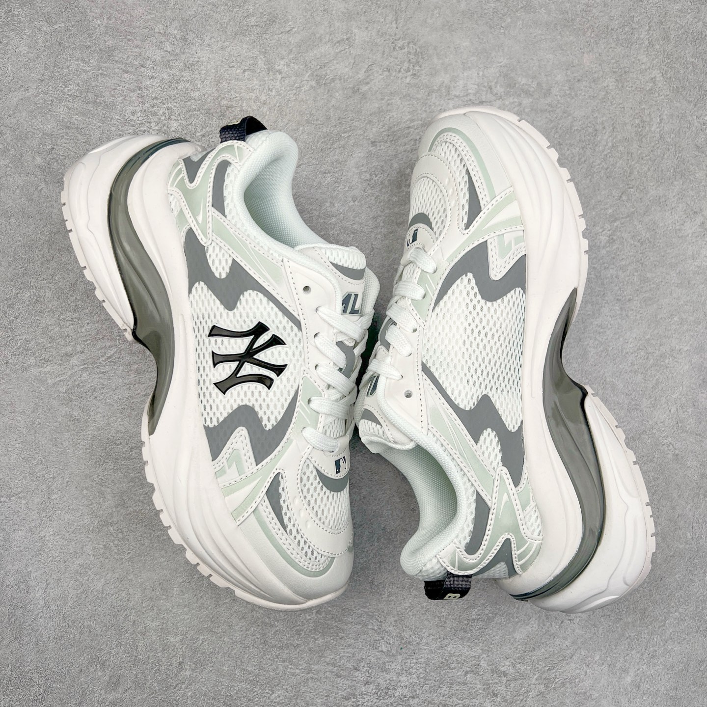 图片[3]-＃PB过验版 MLB New York Yankees Curve Runner 舒适百搭流浪鞋防滑耐磨低帮跑步鞋 Korea韩国联名NY美国榄球纽约洋基队限定 目前可过轻松秒过各类鉴定 能操作的私聊 韩国代购专供 左脚内置NFC感应 区别市面贴纸假芯片 MLB专用菱形双针中底布 重点细节中底布带注胶孔 原厂NFC感应吊牌 支持鉴定 一个两位数 原盒原标 全套原楦原纸板原厂数据开发 中韩文保养标贴 绿色防霉片 平台代购专供 独家一比一RB+MD组合大底 高频后跟小人Logo精准对位立体饱满 正确网布加超迁鞋面 转印中底走线紧密 转印Logo工艺表层防刮不掉色 尺码：35 36 36.5 37.5 38 38.5 39 40 40.5 41 42 42.5 43 44 44.5 45-选品中心