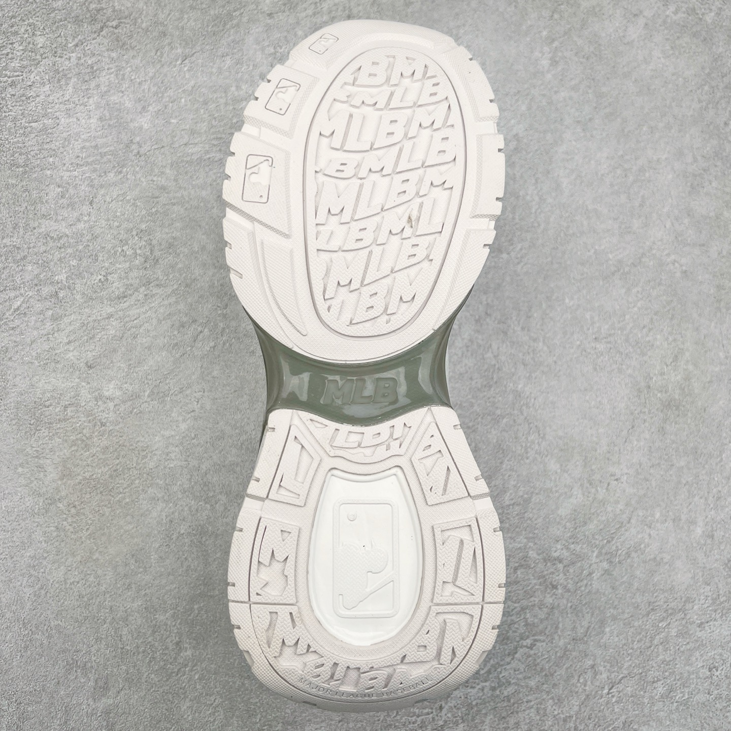 图片[9]-＃PB过验版 MLB New York Yankees Curve Runner 舒适百搭流浪鞋防滑耐磨低帮跑步鞋 Korea韩国联名NY美国榄球纽约洋基队限定 目前可过轻松秒过各类鉴定 能操作的私聊 韩国代购专供 左脚内置NFC感应 区别市面贴纸假芯片 MLB专用菱形双针中底布 重点细节中底布带注胶孔 原厂NFC感应吊牌 支持鉴定 一个两位数 原盒原标 全套原楦原纸板原厂数据开发 中韩文保养标贴 绿色防霉片 平台代购专供 独家一比一RB+MD组合大底 高频后跟小人Logo精准对位立体饱满 正确网布加超迁鞋面 转印中底走线紧密 转印Logo工艺表层防刮不掉色 尺码：35 36 36.5 37.5 38 38.5 39 40 40.5 41 42 42.5 43 44 44.5 45-选品中心