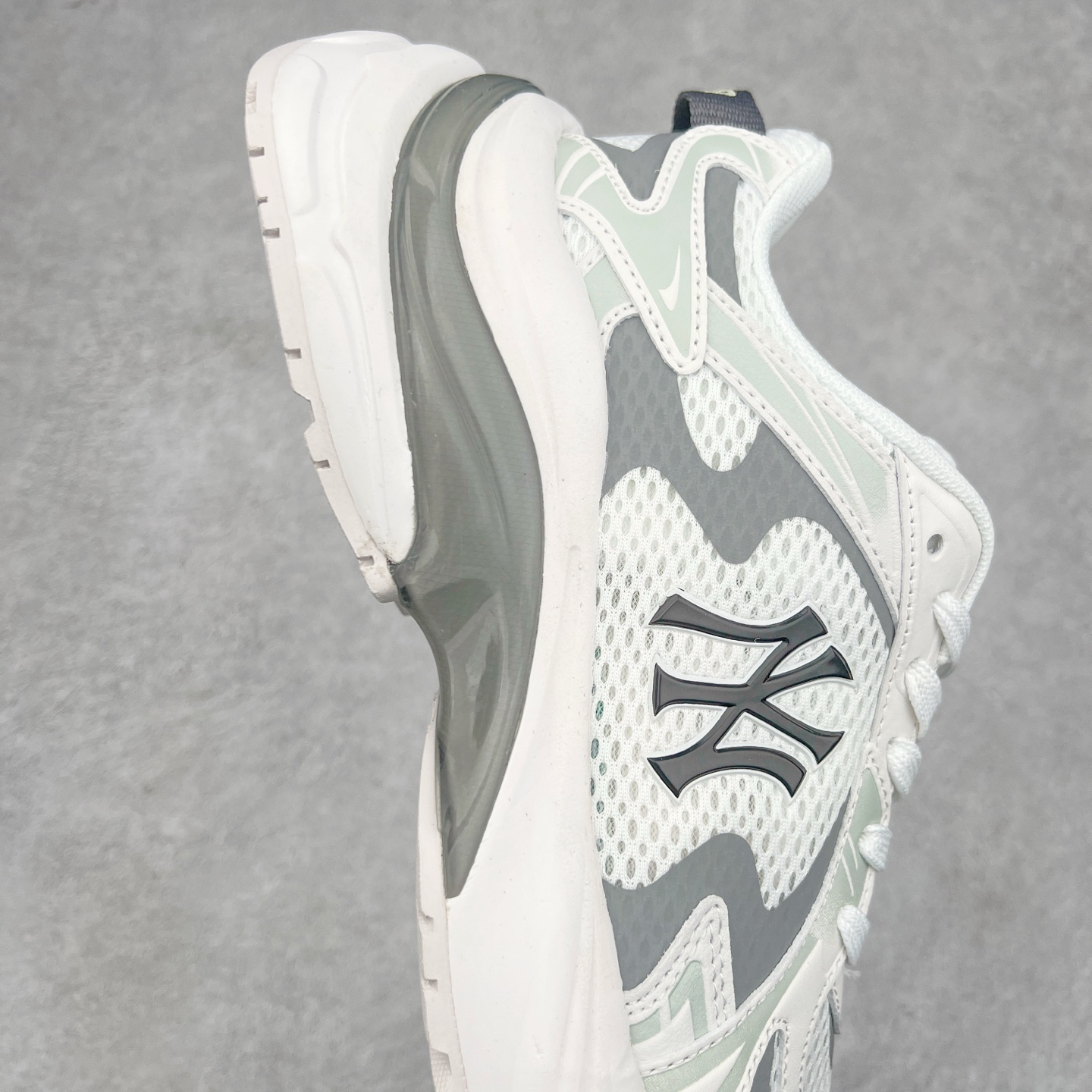 图片[6]-＃PB过验版 MLB New York Yankees Curve Runner 舒适百搭流浪鞋防滑耐磨低帮跑步鞋 Korea韩国联名NY美国榄球纽约洋基队限定 目前可过轻松秒过各类鉴定 能操作的私聊 韩国代购专供 左脚内置NFC感应 区别市面贴纸假芯片 MLB专用菱形双针中底布 重点细节中底布带注胶孔 原厂NFC感应吊牌 支持鉴定 一个两位数 原盒原标 全套原楦原纸板原厂数据开发 中韩文保养标贴 绿色防霉片 平台代购专供 独家一比一RB+MD组合大底 高频后跟小人Logo精准对位立体饱满 正确网布加超迁鞋面 转印中底走线紧密 转印Logo工艺表层防刮不掉色 尺码：35 36 36.5 37.5 38 38.5 39 40 40.5 41 42 42.5 43 44 44.5 45-选品中心