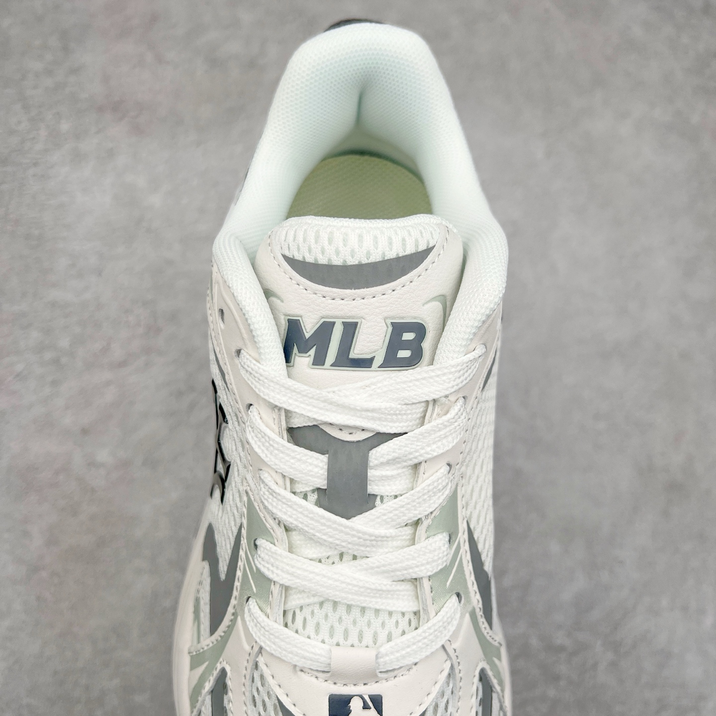 图片[5]-＃PB过验版 MLB New York Yankees Curve Runner 舒适百搭流浪鞋防滑耐磨低帮跑步鞋 Korea韩国联名NY美国榄球纽约洋基队限定 目前可过轻松秒过各类鉴定 能操作的私聊 韩国代购专供 左脚内置NFC感应 区别市面贴纸假芯片 MLB专用菱形双针中底布 重点细节中底布带注胶孔 原厂NFC感应吊牌 支持鉴定 一个两位数 原盒原标 全套原楦原纸板原厂数据开发 中韩文保养标贴 绿色防霉片 平台代购专供 独家一比一RB+MD组合大底 高频后跟小人Logo精准对位立体饱满 正确网布加超迁鞋面 转印中底走线紧密 转印Logo工艺表层防刮不掉色 尺码：35 36 36.5 37.5 38 38.5 39 40 40.5 41 42 42.5 43 44 44.5 45-选品中心