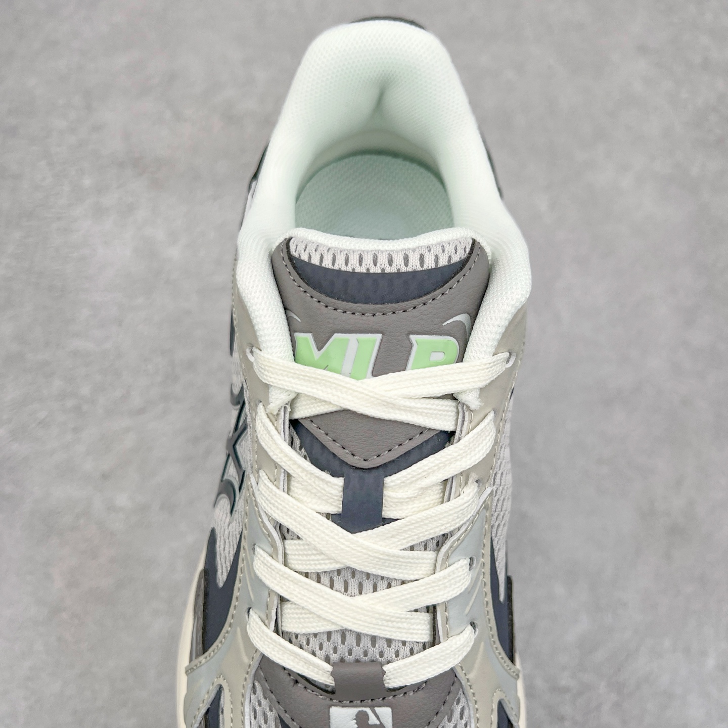 图片[5]-＃PB过验版 MLB New York Yankees Curve Runner 舒适百搭流浪鞋防滑耐磨低帮跑步鞋 Korea韩国联名NY美国榄球纽约洋基队限定 目前可过轻松秒过各类鉴定 能操作的私聊 韩国代购专供 左脚内置NFC感应 区别市面贴纸假芯片 MLB专用菱形双针中底布 重点细节中底布带注胶孔 原厂NFC感应吊牌 支持鉴定 一个两位数 原盒原标 全套原楦原纸板原厂数据开发 中韩文保养标贴 绿色防霉片 平台代购专供 独家一比一RB+MD组合大底 高频后跟小人Logo精准对位立体饱满 正确网布加超迁鞋面 转印中底走线紧密 转印Logo工艺表层防刮不掉色 尺码：35 36 36.5 37.5 38 38.5 39 40 40.5 41 42 42.5 43 44 44.5 45-选品中心