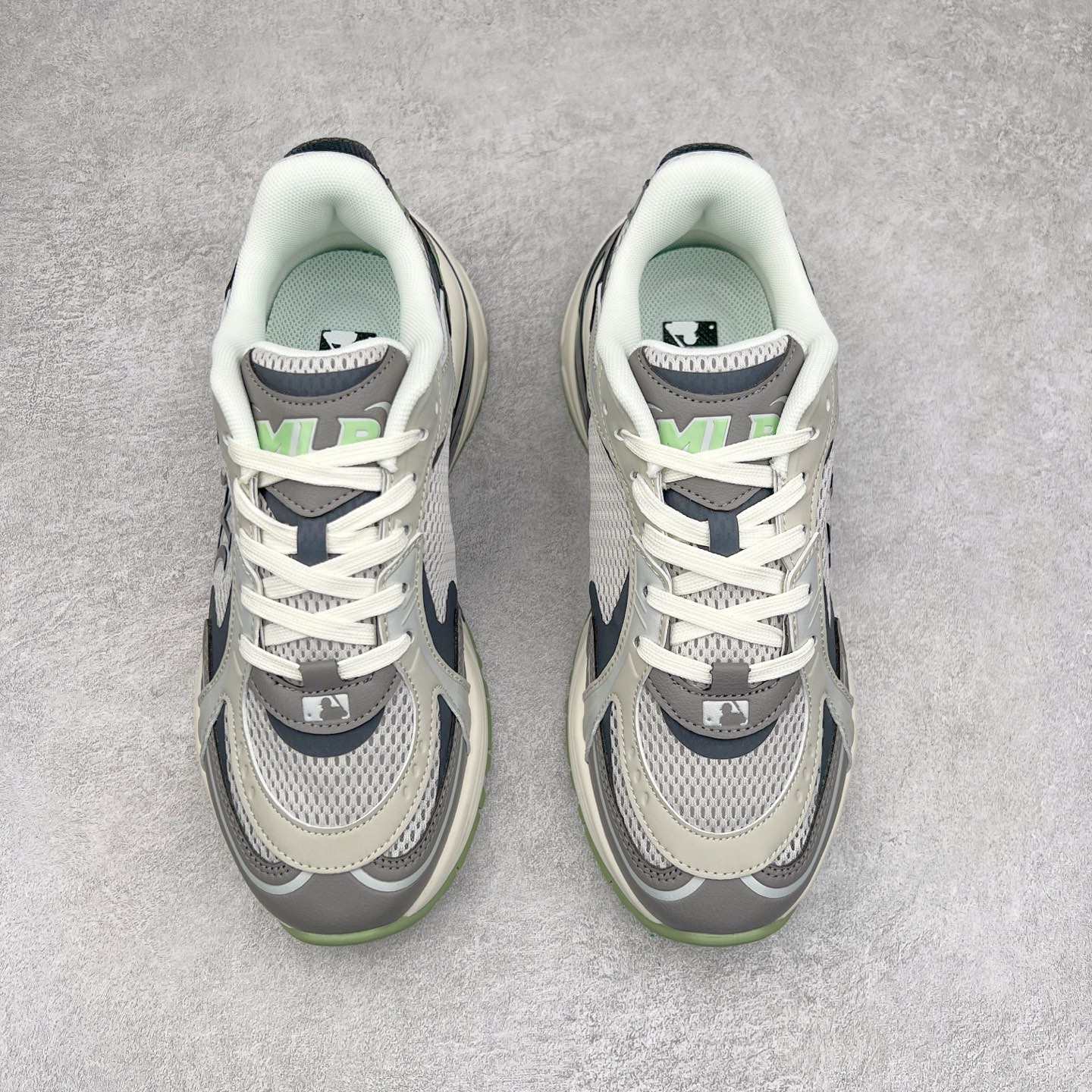 图片[2]-＃PB过验版 MLB New York Yankees Curve Runner 舒适百搭流浪鞋防滑耐磨低帮跑步鞋 Korea韩国联名NY美国榄球纽约洋基队限定 目前可过轻松秒过各类鉴定 能操作的私聊 韩国代购专供 左脚内置NFC感应 区别市面贴纸假芯片 MLB专用菱形双针中底布 重点细节中底布带注胶孔 原厂NFC感应吊牌 支持鉴定 一个两位数 原盒原标 全套原楦原纸板原厂数据开发 中韩文保养标贴 绿色防霉片 平台代购专供 独家一比一RB+MD组合大底 高频后跟小人Logo精准对位立体饱满 正确网布加超迁鞋面 转印中底走线紧密 转印Logo工艺表层防刮不掉色 尺码：35 36 36.5 37.5 38 38.5 39 40 40.5 41 42 42.5 43 44 44.5 45-选品中心