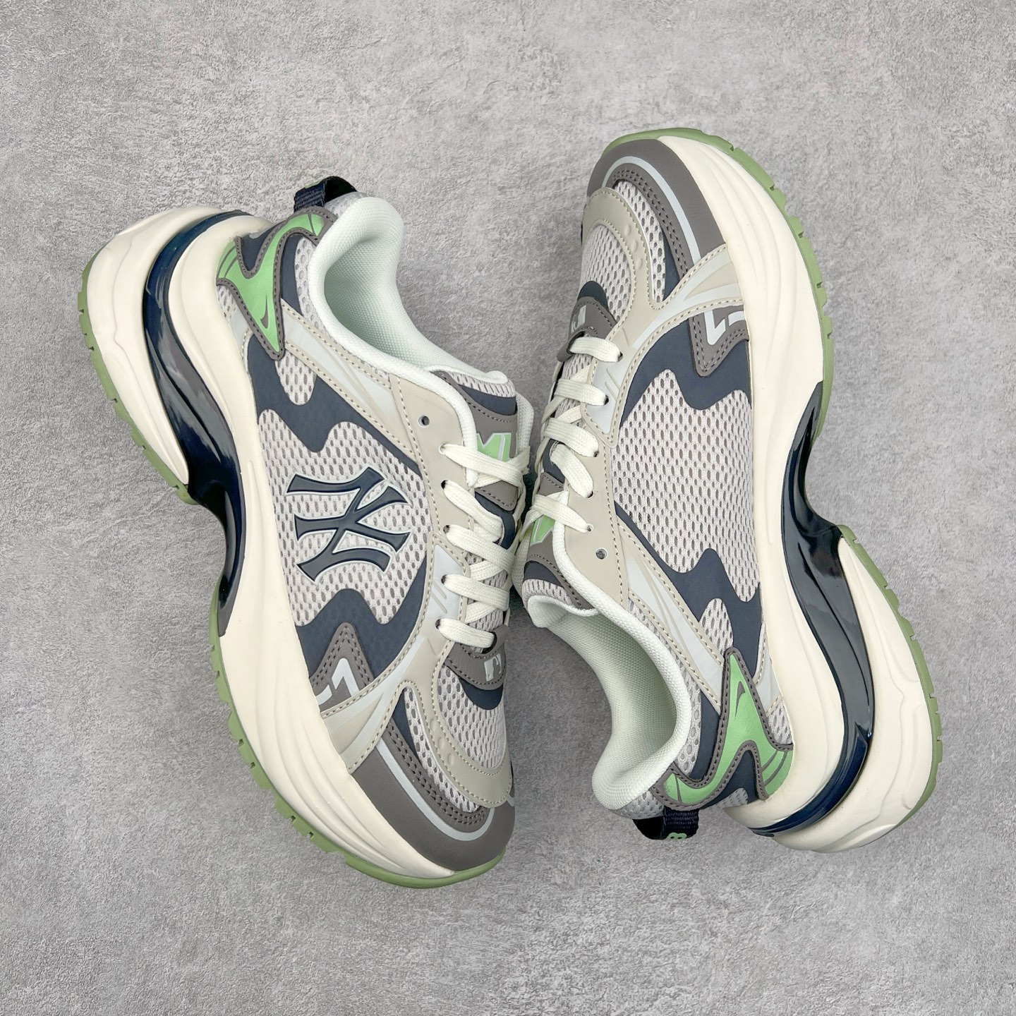 图片[3]-＃PB过验版 MLB New York Yankees Curve Runner 舒适百搭流浪鞋防滑耐磨低帮跑步鞋 Korea韩国联名NY美国榄球纽约洋基队限定 目前可过轻松秒过各类鉴定 能操作的私聊 韩国代购专供 左脚内置NFC感应 区别市面贴纸假芯片 MLB专用菱形双针中底布 重点细节中底布带注胶孔 原厂NFC感应吊牌 支持鉴定 一个两位数 原盒原标 全套原楦原纸板原厂数据开发 中韩文保养标贴 绿色防霉片 平台代购专供 独家一比一RB+MD组合大底 高频后跟小人Logo精准对位立体饱满 正确网布加超迁鞋面 转印中底走线紧密 转印Logo工艺表层防刮不掉色 尺码：35 36 36.5 37.5 38 38.5 39 40 40.5 41 42 42.5 43 44 44.5 45-选品中心