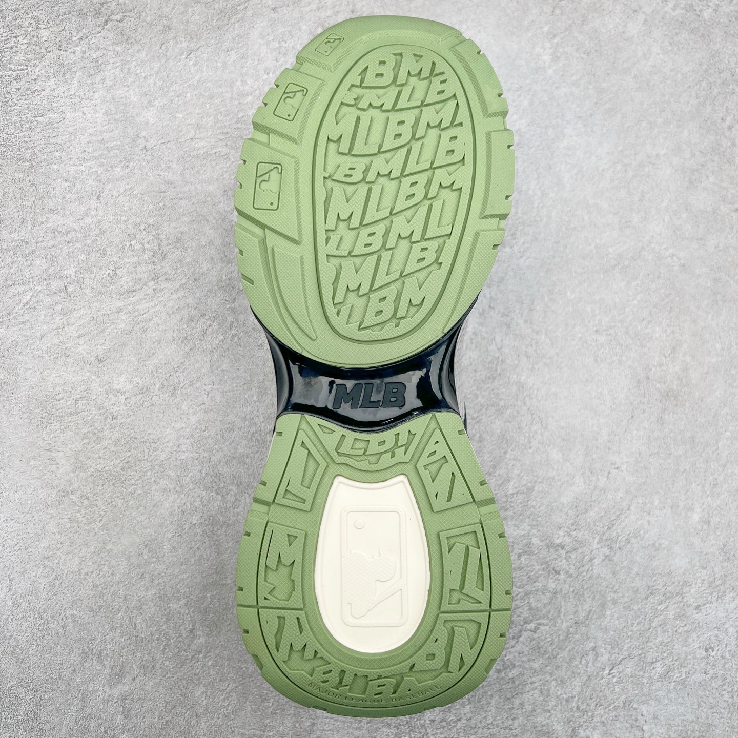 图片[9]-＃PB过验版 MLB New York Yankees Curve Runner 舒适百搭流浪鞋防滑耐磨低帮跑步鞋 Korea韩国联名NY美国榄球纽约洋基队限定 目前可过轻松秒过各类鉴定 能操作的私聊 韩国代购专供 左脚内置NFC感应 区别市面贴纸假芯片 MLB专用菱形双针中底布 重点细节中底布带注胶孔 原厂NFC感应吊牌 支持鉴定 一个两位数 原盒原标 全套原楦原纸板原厂数据开发 中韩文保养标贴 绿色防霉片 平台代购专供 独家一比一RB+MD组合大底 高频后跟小人Logo精准对位立体饱满 正确网布加超迁鞋面 转印中底走线紧密 转印Logo工艺表层防刮不掉色 尺码：35 36 36.5 37.5 38 38.5 39 40 40.5 41 42 42.5 43 44 44.5 45-选品中心