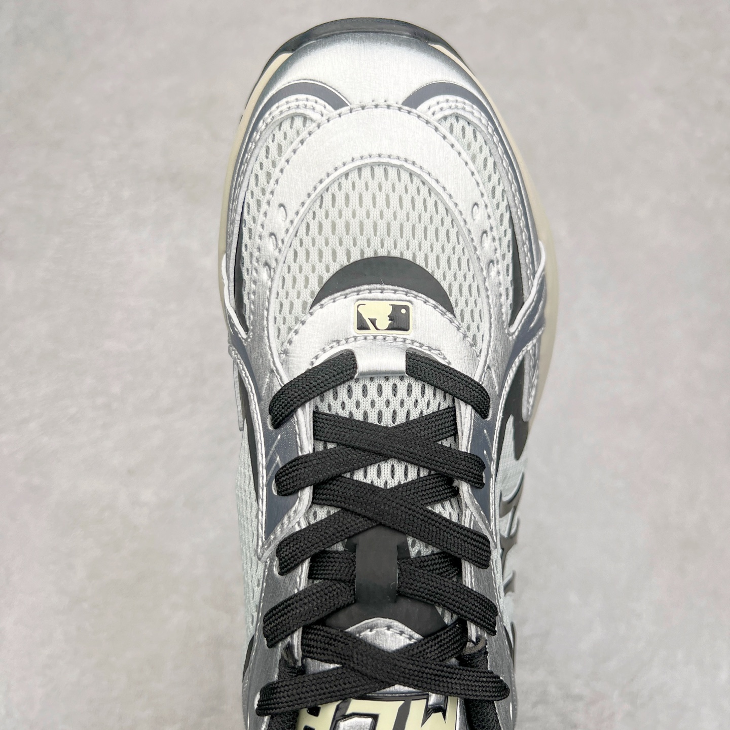 图片[4]-＃PB过验版 MLB New York Yankees Curve Runner 舒适百搭流浪鞋防滑耐磨低帮跑步鞋 Korea韩国联名NY美国榄球纽约洋基队限定 目前可过轻松秒过各类鉴定 能操作的私聊 韩国代购专供 左脚内置NFC感应 区别市面贴纸假芯片 MLB专用菱形双针中底布 重点细节中底布带注胶孔 原厂NFC感应吊牌 支持鉴定 一个两位数 原盒原标 全套原楦原纸板原厂数据开发 中韩文保养标贴 绿色防霉片 平台代购专供 独家一比一RB+MD组合大底 高频后跟小人Logo精准对位立体饱满 正确网布加超迁鞋面 转印中底走线紧密 转印Logo工艺表层防刮不掉色 尺码：35 36 36.5 37.5 38 38.5 39 40 40.5 41 42 42.5 43 44 44.5 45-选品中心