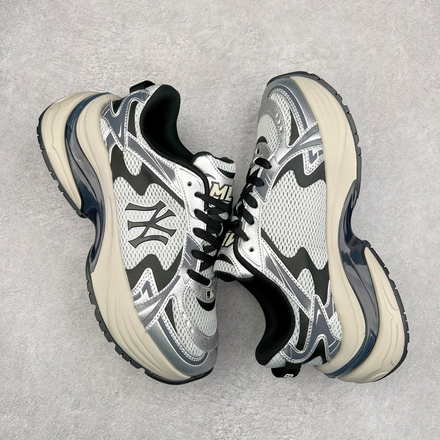 图片[3]-＃PB过验版 MLB New York Yankees Curve Runner 舒适百搭流浪鞋防滑耐磨低帮跑步鞋 Korea韩国联名NY美国榄球纽约洋基队限定 目前可过轻松秒过各类鉴定 能操作的私聊 韩国代购专供 左脚内置NFC感应 区别市面贴纸假芯片 MLB专用菱形双针中底布 重点细节中底布带注胶孔 原厂NFC感应吊牌 支持鉴定 一个两位数 原盒原标 全套原楦原纸板原厂数据开发 中韩文保养标贴 绿色防霉片 平台代购专供 独家一比一RB+MD组合大底 高频后跟小人Logo精准对位立体饱满 正确网布加超迁鞋面 转印中底走线紧密 转印Logo工艺表层防刮不掉色 尺码：35 36 36.5 37.5 38 38.5 39 40 40.5 41 42 42.5 43 44 44.5 45-选品中心