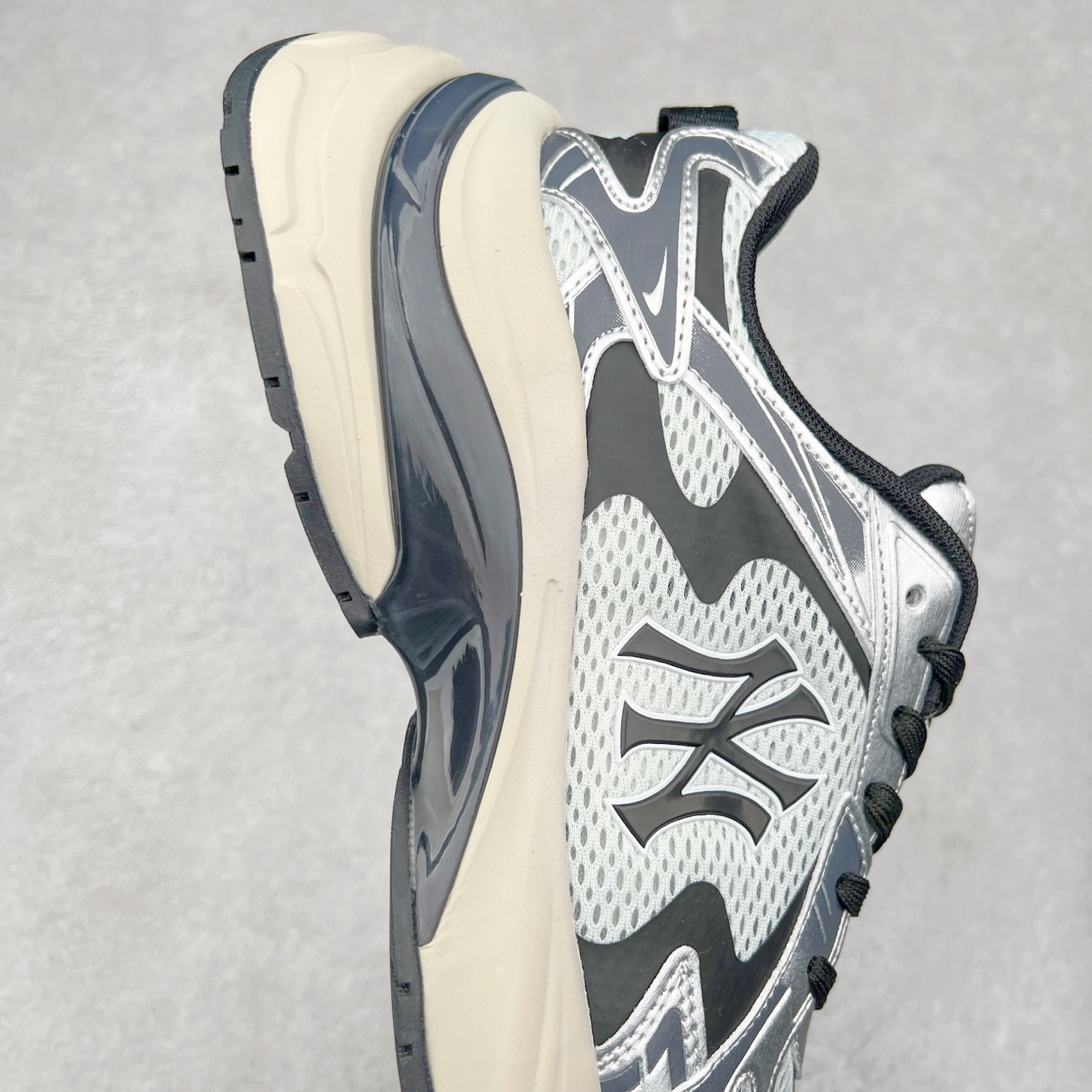 图片[6]-＃PB过验版 MLB New York Yankees Curve Runner 舒适百搭流浪鞋防滑耐磨低帮跑步鞋 Korea韩国联名NY美国榄球纽约洋基队限定 目前可过轻松秒过各类鉴定 能操作的私聊 韩国代购专供 左脚内置NFC感应 区别市面贴纸假芯片 MLB专用菱形双针中底布 重点细节中底布带注胶孔 原厂NFC感应吊牌 支持鉴定 一个两位数 原盒原标 全套原楦原纸板原厂数据开发 中韩文保养标贴 绿色防霉片 平台代购专供 独家一比一RB+MD组合大底 高频后跟小人Logo精准对位立体饱满 正确网布加超迁鞋面 转印中底走线紧密 转印Logo工艺表层防刮不掉色 尺码：35 36 36.5 37.5 38 38.5 39 40 40.5 41 42 42.5 43 44 44.5 45-选品中心