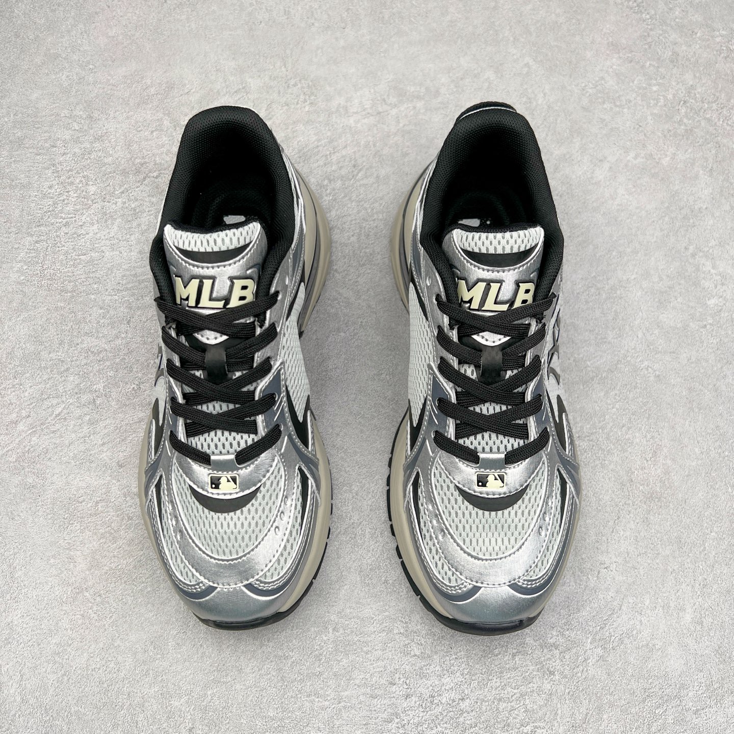 图片[2]-＃PB过验版 MLB New York Yankees Curve Runner 舒适百搭流浪鞋防滑耐磨低帮跑步鞋 Korea韩国联名NY美国榄球纽约洋基队限定 目前可过轻松秒过各类鉴定 能操作的私聊 韩国代购专供 左脚内置NFC感应 区别市面贴纸假芯片 MLB专用菱形双针中底布 重点细节中底布带注胶孔 原厂NFC感应吊牌 支持鉴定 一个两位数 原盒原标 全套原楦原纸板原厂数据开发 中韩文保养标贴 绿色防霉片 平台代购专供 独家一比一RB+MD组合大底 高频后跟小人Logo精准对位立体饱满 正确网布加超迁鞋面 转印中底走线紧密 转印Logo工艺表层防刮不掉色 尺码：35 36 36.5 37.5 38 38.5 39 40 40.5 41 42 42.5 43 44 44.5 45-选品中心